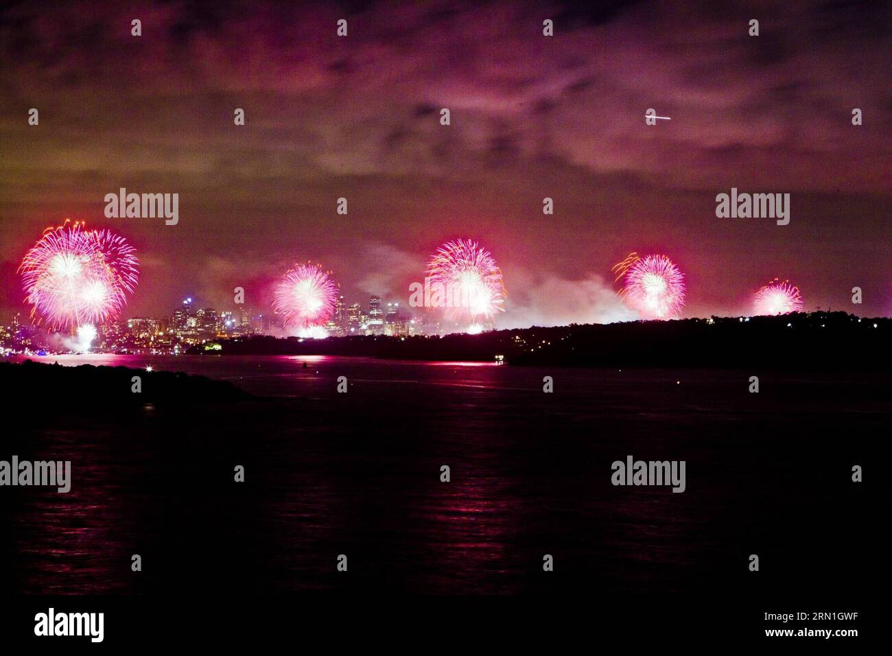 (150101) -- SYDNEY, 1 gennaio 2015 -- i fuochi d'artificio sono stati lanciati per celebrare il Capodanno del 2015 a Sydney, Australia, il 1 gennaio 2015. Circa 1,5 milioni di cittadini e turisti si sono recati nei principali punti panoramici di Sydney all'inizio di giovedì per celebrare la venuta dell'anno 2015. ) (lmm) AUSTRALIA-SYDNEY-CAPODANNO-CELEBRAZIONE JinxLinpeng PUBLICATIONxNOTxINxCHN Sydney 1 gennaio 2015 i fuochi d'artificio sono stati lanciati in occasione del Capodanno del 2015 a Sydney Australia IL 1 gennaio 2015 circa 1 5 milioni di cittadini e turisti sono andati nei principali luoghi panoramici di Sydney presto IL giovedì per festeggiare l'arrivo dell'anno 20 Foto Stock