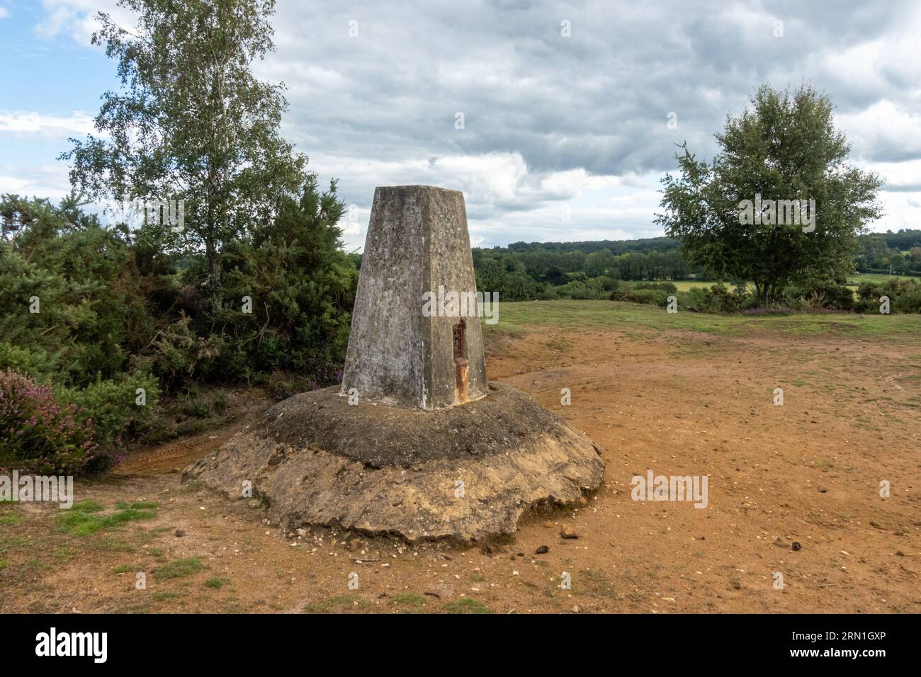 Trig Point su Hankley Common, Surrey, Inghilterra, Regno Unito Foto Stock