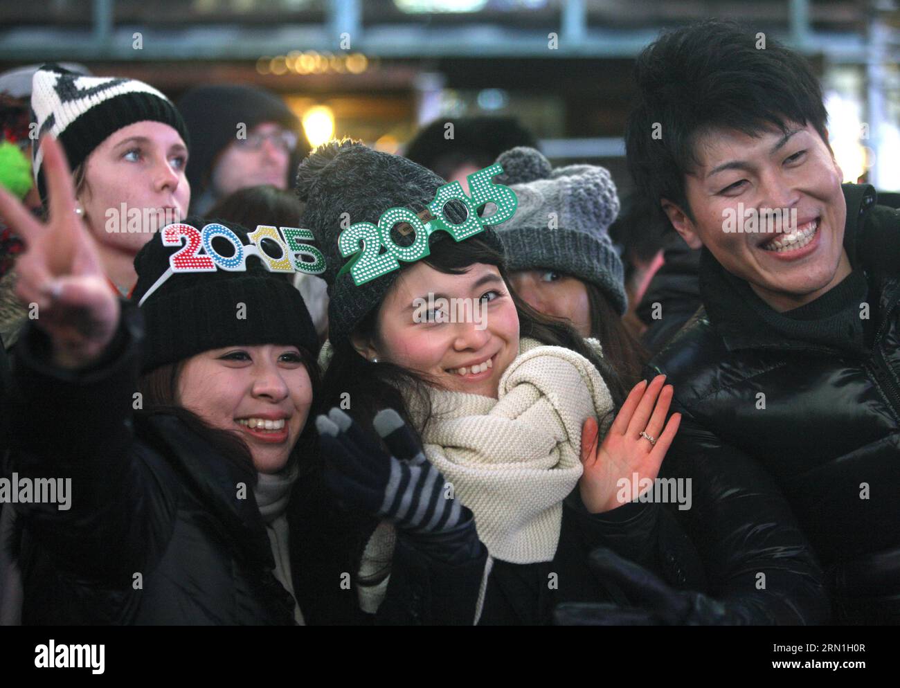 La gente partecipa alla celebrazione di Capodanno a Times Square a New York, negli Stati Uniti, il 31 dicembre 2014. Times Square è stata al centro dell'attenzione mondiale per il Capodanno per più di 100 anni. La prima celebrazione dell'abbassamento della palla è avvenuta nel 1907, e questa tradizione è ora un simbolo universale di accoglienza del nuovo anno. ) (Lyi) NEW YORK-USA-CAPODANNO WuxXia PUBLICATIONxNOTxINxCHN celebrità partecipano alla celebrazione di Capodanno A Times Square a New York gli Stati Uniti SUL DEC 31 2014 Times Square è stato il centro dell'attenzione mondiale SULL'EV di Capodanno Foto Stock