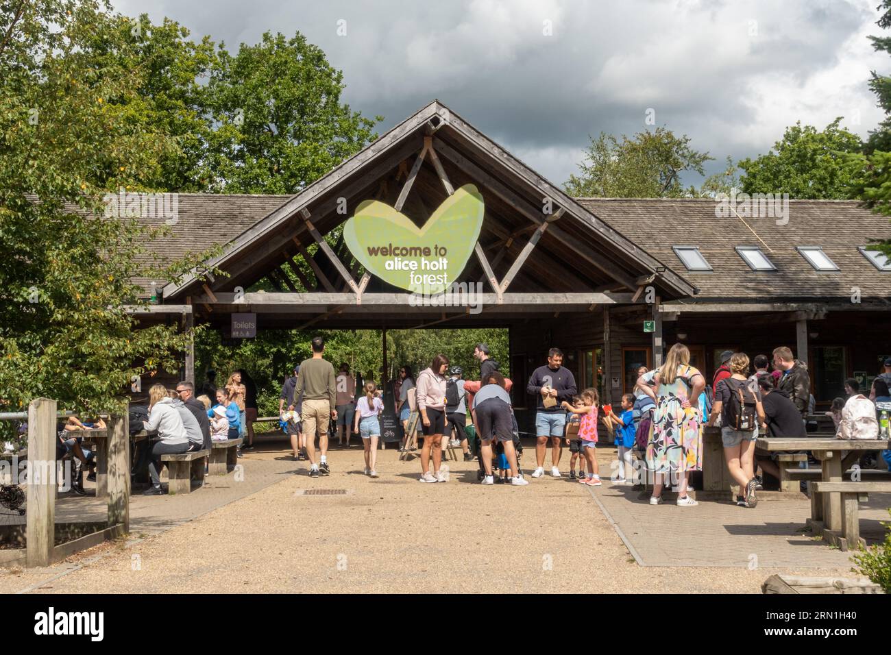 Alice Holt Forest Visitor Center in una giornata estiva piena di impegni con molte persone in famiglia, Hampshire, Inghilterra, Regno Unito Foto Stock