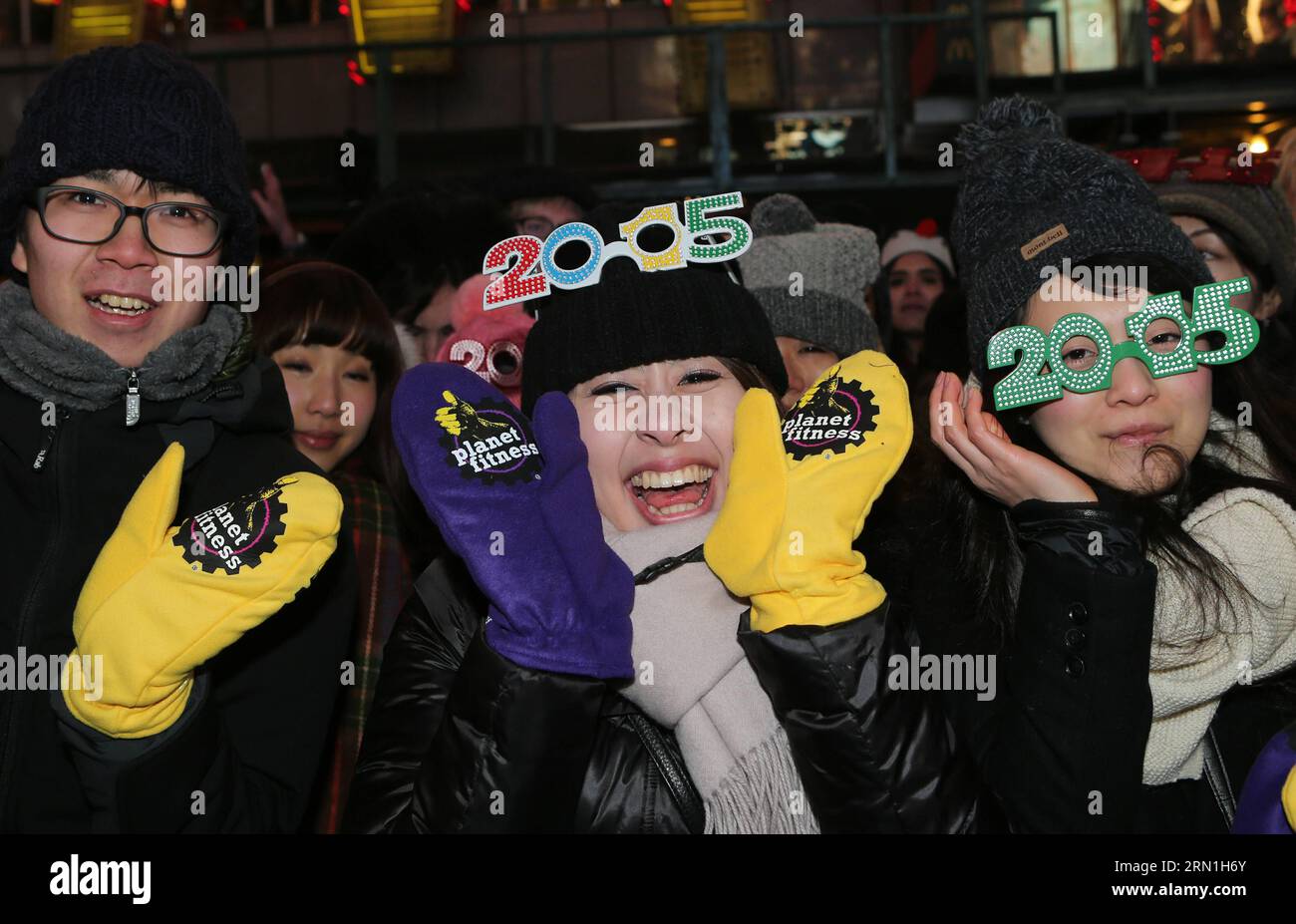 La gente partecipa alla celebrazione di Capodanno a Times Square a New York, negli Stati Uniti, il 31 dicembre 2014. Times Square è stata al centro dell'attenzione mondiale per il Capodanno per più di 100 anni. La prima celebrazione dell'abbassamento della palla è avvenuta nel 1907, e questa tradizione è ora un simbolo universale di accoglienza del nuovo anno. ) (Lyi) CAPODANNO USA-NEW YORK-QinxLang PUBLICATIONxNOTxINxCHN celebrità partecipano alla celebrazione di Capodanno A Times Square a New York gli Stati Uniti SU DEC 31 2014 Times Square è stato il centro dell'attenzione mondiale SU Capodanno Foto Stock