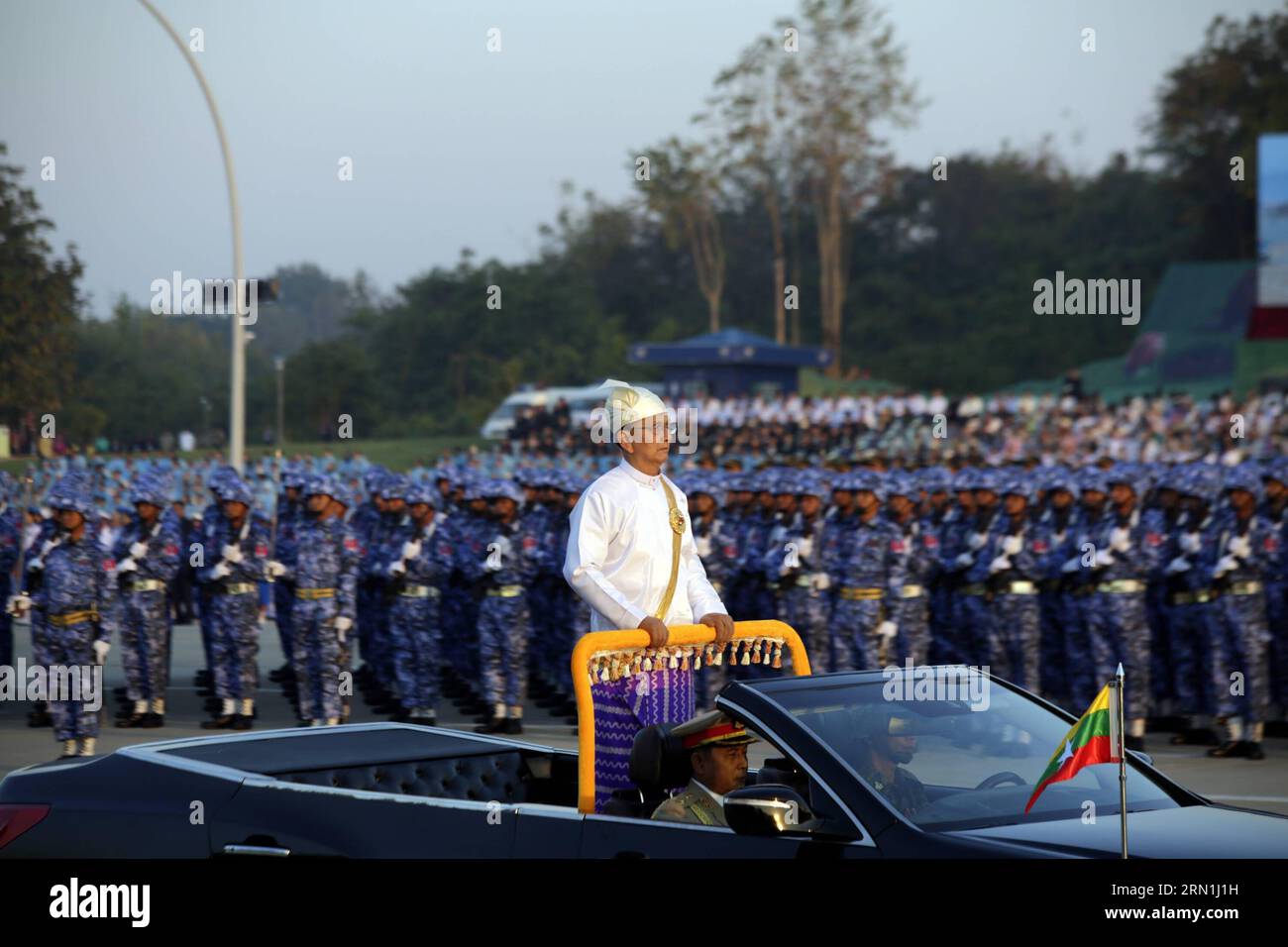 AKTUELLES ZEITGESCHEHEN Myanmar feiert Unabhängigkeitstag (150104) -- NAY PYI TAW, 4 gennaio 2015 -- il presidente del Myanmar U Thein Sein (C) si trova sul veicolo mentre ispeziona i soldati durante una cerimonia per celebrare il 67° anniversario del giorno dell'indipendenza del Myanmar a Nay Pyi Taw, Myanmar, 4 gennaio 2015. Il Myanmar ha ripreso la parata militare e la processione di massa domenica per celebrare il giorno dell'indipendenza del paese per la prima volta in oltre cinquant'anni dalla fine degli anni '1950). MYANMAR-NAY PYI TAW-INDEPENDENCE DAY UxAung PUBLICATIONxNOTxINxCHN News eventi attuali Myanmar celebra il giorno dell'indipendenza Nay Pyi Taw Ja Foto Stock