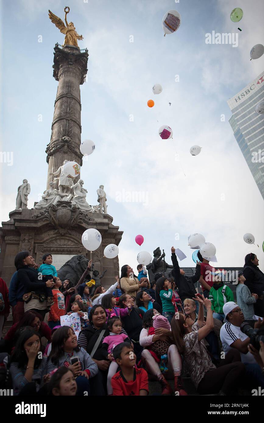 (150104) -- CITTÀ DEL MESSICO, 4 gennaio 2015 -- i residenti prendono parte all'evento Balloons for Ayotzinapa , chiedendo il benessere degli studenti che sono scomparsi dalla normale scuola rurale di Ayotzinapa e in segno di protesta per il rapimento del gioionista Moises Sanchez a città del Messico, capitale del Messico, il 4 gennaio 2015. Pedro Mera) (da) CITTÀ DEL MESSICO-MESSICO-SOCIETÀ-RALLY e PedroxMera PUBLICATIONxNOTxINxCHN città del Messico 4 gennaio 2015 i residenti prendono parte all'evento chiamato palloni per chiedere il benessere degli studenti Thatcher scomparso dalla normale Scuola rurale di e in segno di protesta contro il bambino Foto Stock