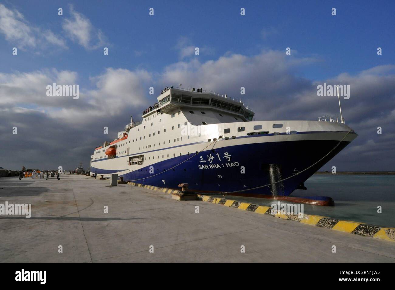 (150106) -- SANSHA, 6 gennaio 2015 -- la nave civile Sansha i si ferma al porto Xinyu dell'isola di Yongxing nella città di Sansha, nella provincia di Hainan nella Cina meridionale, 6 gennaio 2015. La nave arrivò sull'isola di Yongxing martedì e completò la sua missione di rifornimento delle isole. Sansha i, lunga 122,3 metri e larga 21 metri, ha un dislocamento di 7.800 tonnellate. È la nave più grande e più avanzata che abbia mai fornito e fatto pendolare tra l'isola di Hainan e gli isolotti nel Mar Cinese meridionale. mp) CHINA-HAINAN-SANSHA-VESSEL-SUPPLY (CN) XiaxYifang PUBLICATIONxNOTxINxCHN 6 gennaio 2015 la nave civile i si ferma a Xinyu H. Foto Stock