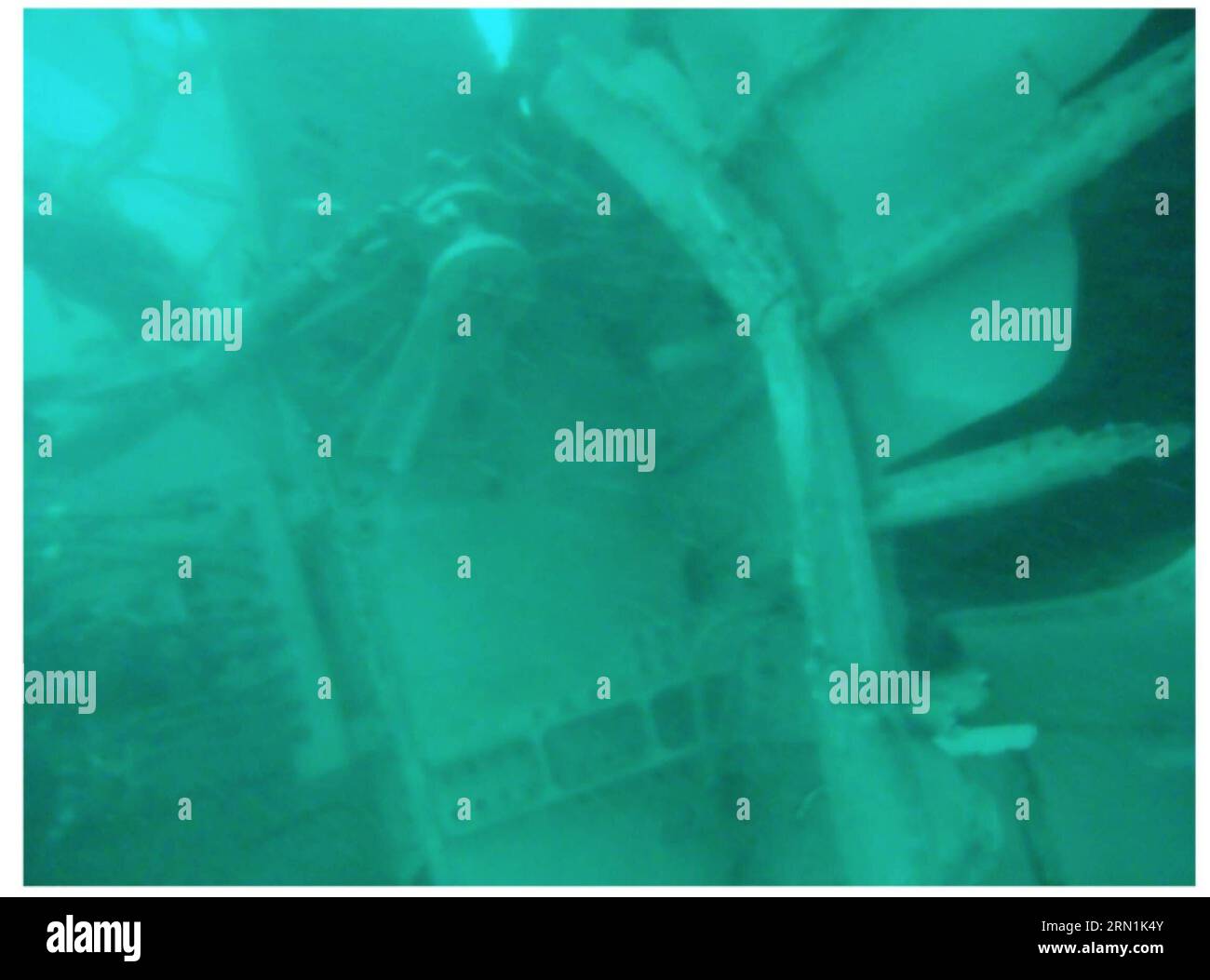 AKTUELLES ZEITGESCHEHEN AirAsia Flug QZ8501 - Unterwasseraufnahmen von Wrackteilen (150107) -- GIACARTA, 7 gennaio 2015 () -- foto rilasciata dall'agenzia di ricerca e soccorso indonesiana il 7 gennaio 2015 mostra i detriti del volo AirAsia QZ8501. La squadra indonesiana di ricerca e soccorso ha localizzato la coda dell'aereo aereo precipitato AirAsia sott'acqua, ha detto mercoledì un funzionario responsabile. () INDONESIA-GIACARTA-AIRASIA-DEBRIS Xinhua PUBLICATIONxNOTxINxCHN News eventi attuali AirAsia Flight Underwater Photography from Wreckage Giacarta 7 gennaio 2015 foto rilasciata dall'Agenzia di ricerca e soccorso indonesiana IL gennaio Foto Stock