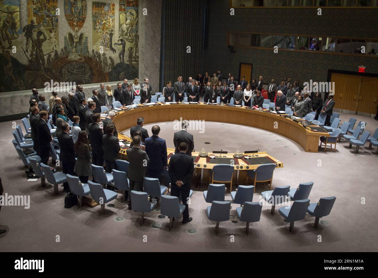 (150108) -- NEW YORK, 8 gennaio 2015 -- i membri del Consiglio di sicurezza delle Nazioni Unite osservano un momento di silenzio per onorare le dodici persone uccise nell'attentato terroristico del 7 gennaio agli uffici parigini della rivista francese Charlie Hebdo, presso la sede delle Nazioni Unite a New York, l'8 gennaio 2015. ) CONSIGLIO DI SICUREZZA delle Nazioni Unite-NEW YORK-FRANCE-ATTACK-MOMENT OF SILENCE UNxPhoto/LoeyxFelipe PUBLICATIONxNOTxINxCHN New York 8 gennaio 2015 i membri del Consiglio di sicurezza delle Nazioni Unite osservano un momento di silenzio per onorare le dodici celebrità UCCISE nell'attacco terroristico del 7 gennaio AGLI uffici francesi di Parigi Foto Stock