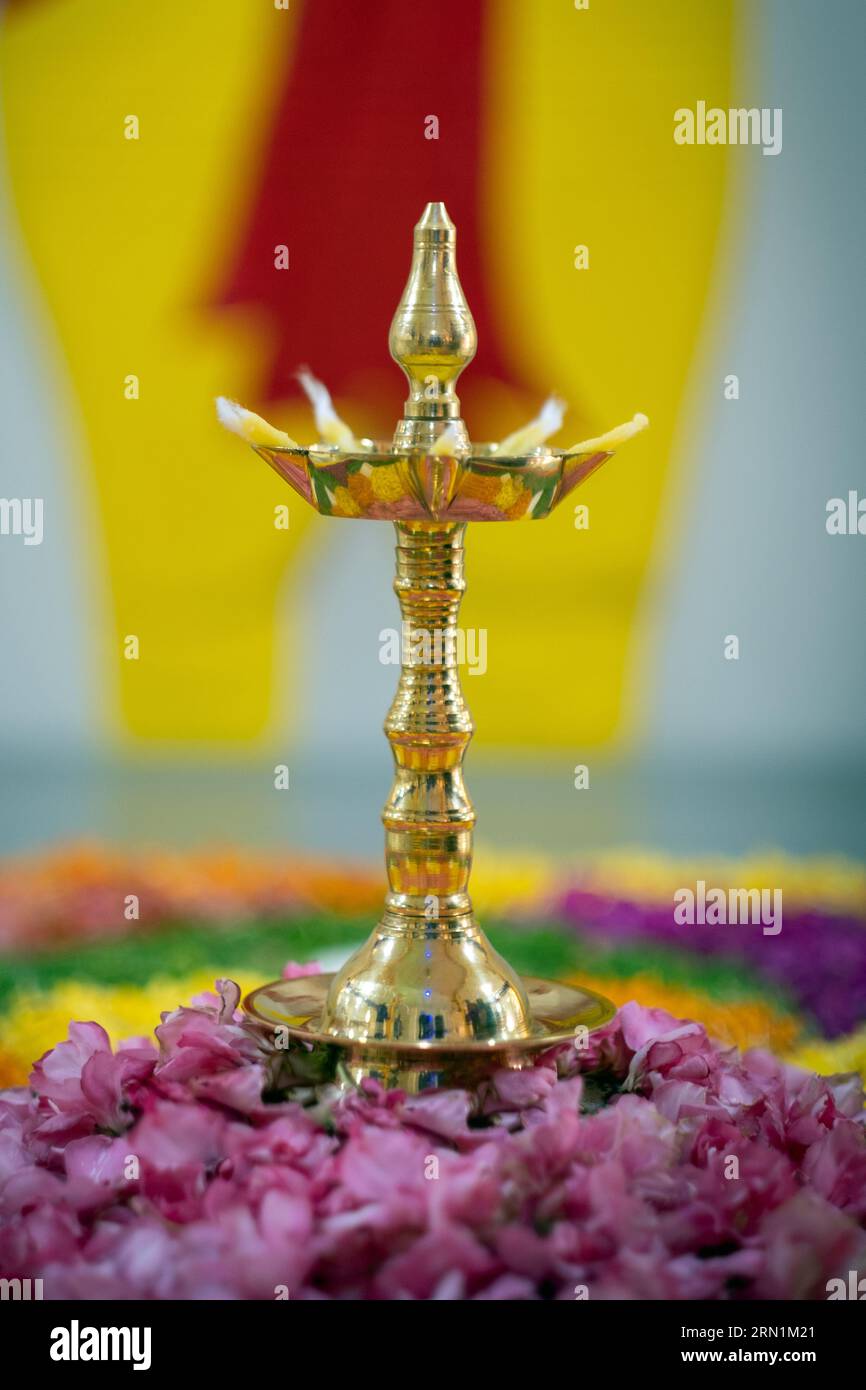 Onam festival, lampada a olio, lampada in ottone, rangoli floreali, concept, concettuale, da tavolo, Kerala, India, Asia, foto stock, mago, sfondo sfocato Foto Stock