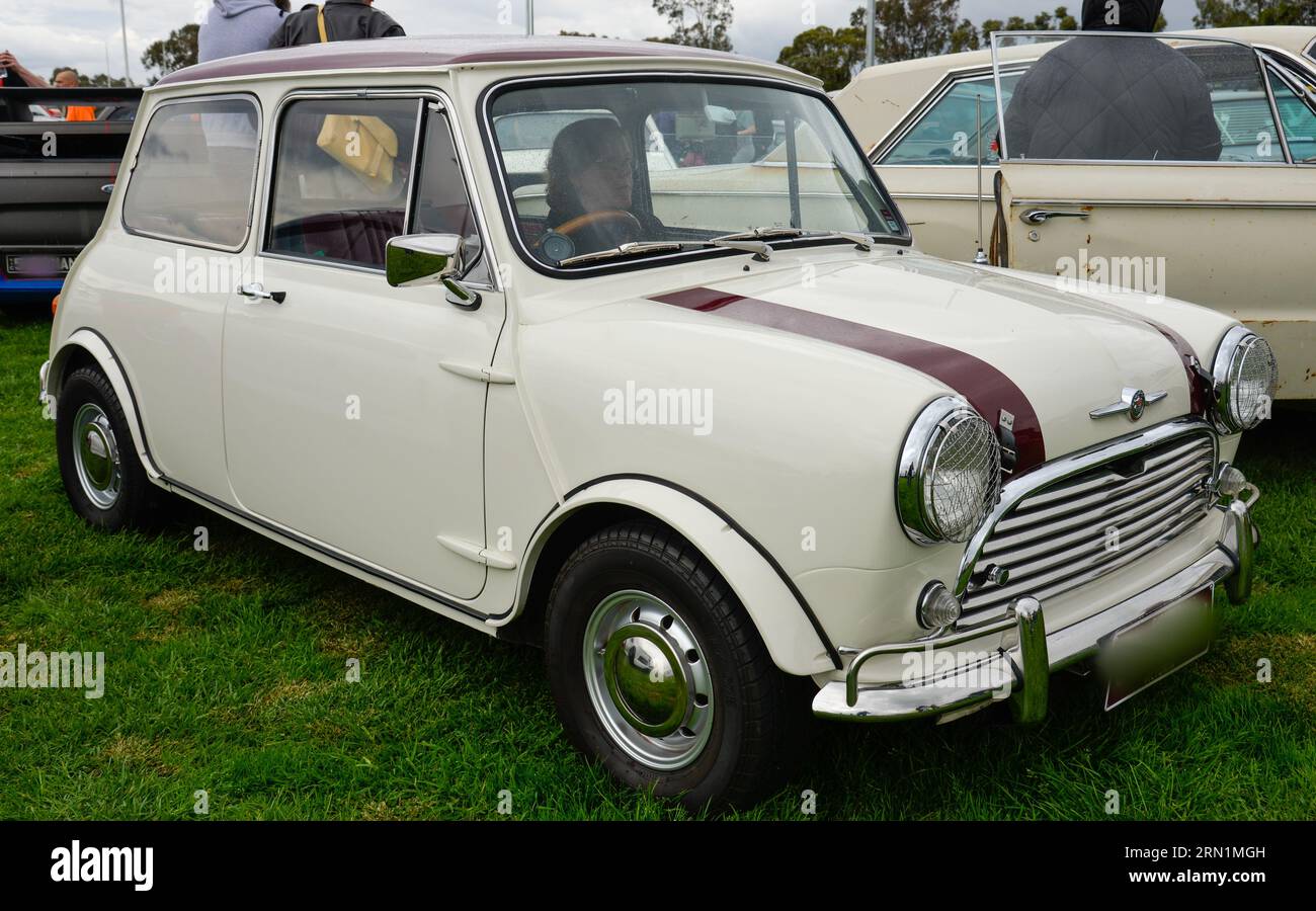 Mini auto bianca con strisce vintage retro Show Shine Day Out, Melbourne Victoria Foto Stock