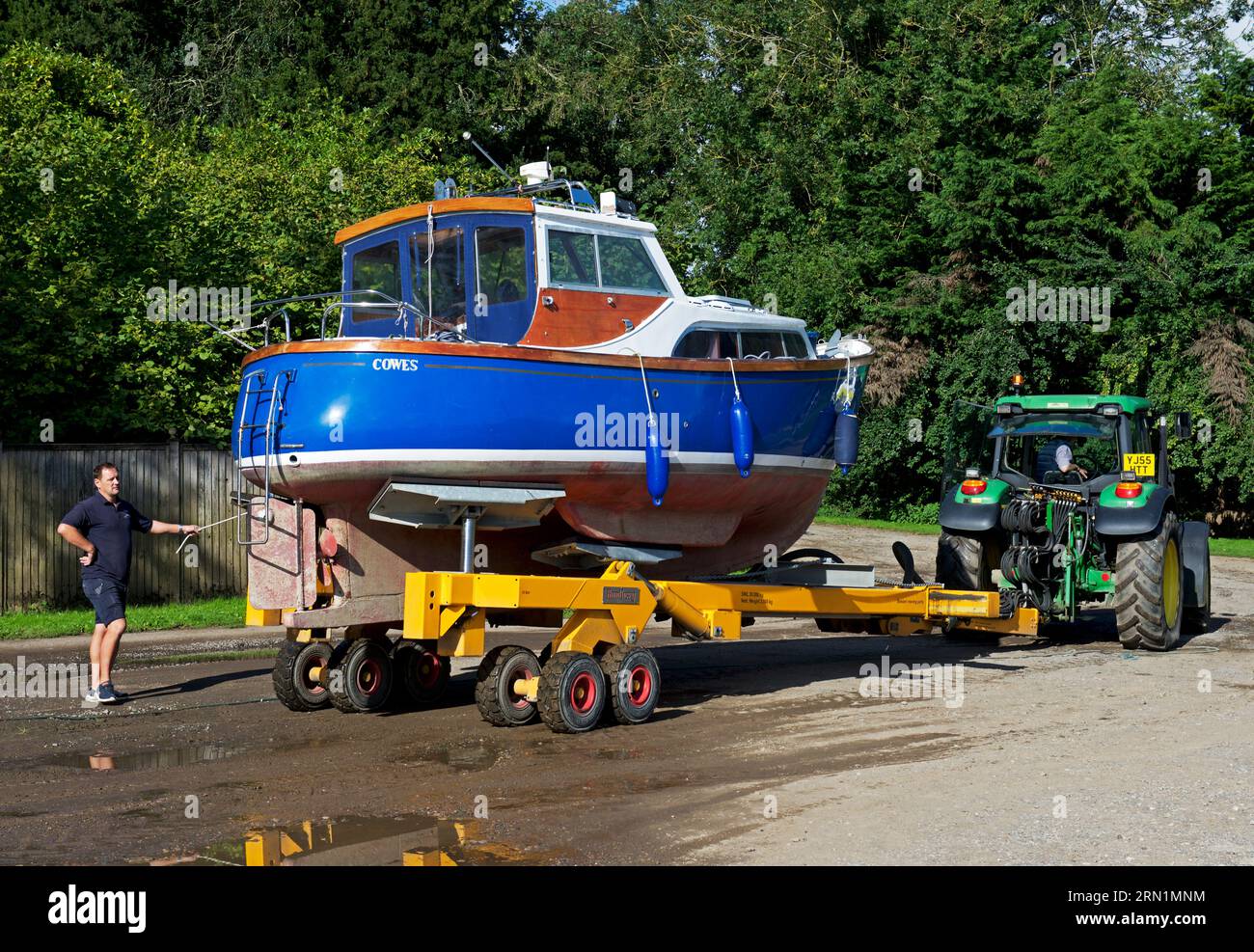 Imbarcazione in fase di lancio, con trattore, sul fiume Ouse, ad Acaster Maine, Acaster Malbis, North Yorkshire, Inghilterra, Regno Unito Foto Stock