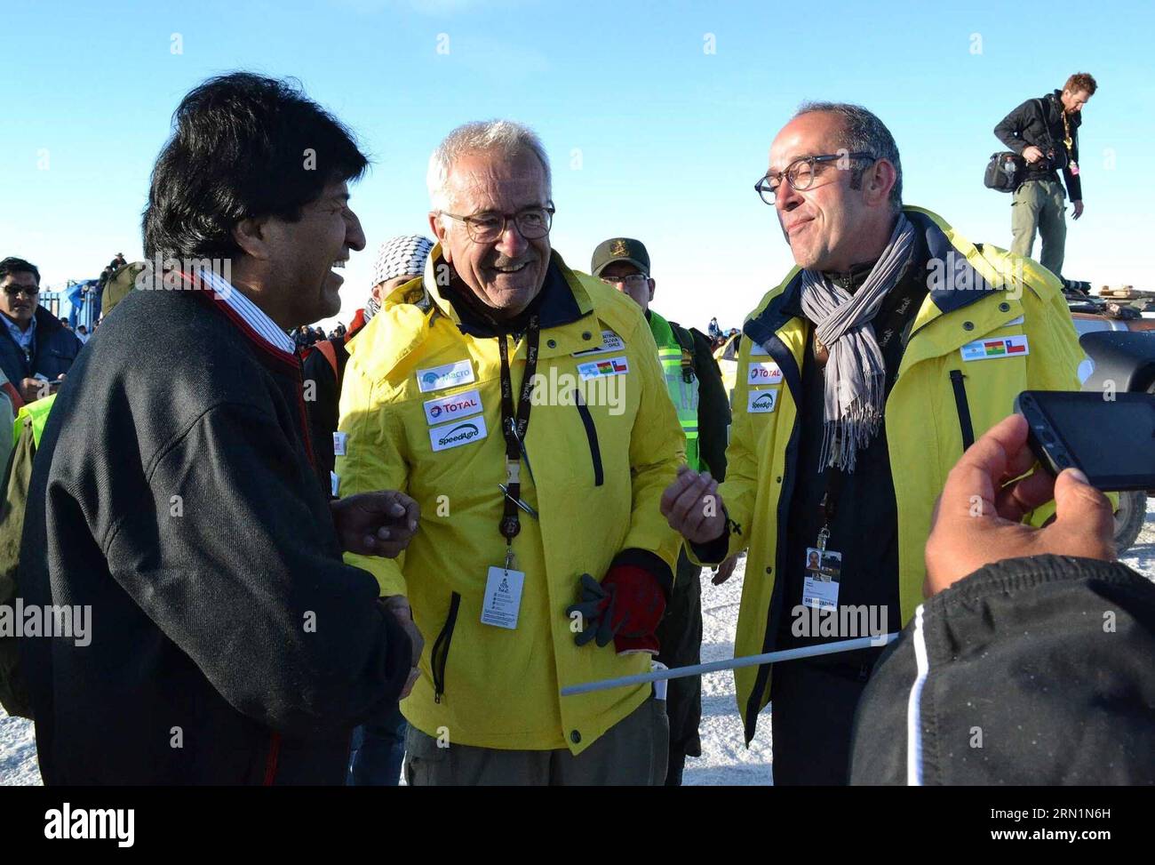 Il presidente boliviano Evo Morales (L) parla con i membri dell'Amaury Sport Organization (ASO), prima di segnare l'inizio dell'ottava tappa del Rally Dakar 2015 nel Salar de Uyuni, a Uyuni, Bolivia, l'11 gennaio 2015. Jose Lirauze/ABI) (rtg) (SP)BOLIVIA-UYUNI-AUTOMOBILE-DAKAR e ABI PUBLICATIONxNOTxINxCHN il presidente boliviano Evo Morales l parla con i membri dell'Amaury Sports Organization Aso prima di segnare l'inizio dell'ottava tappa del Rally Dakar 2015 nel Salar de Uyuni a Uyuni Bolivia L'11 gennaio 2015 Jose Lirauze Abi RTG SP Bolivia Uyuni Automobiles Dakar e Abi PUBLICATIONx Foto Stock