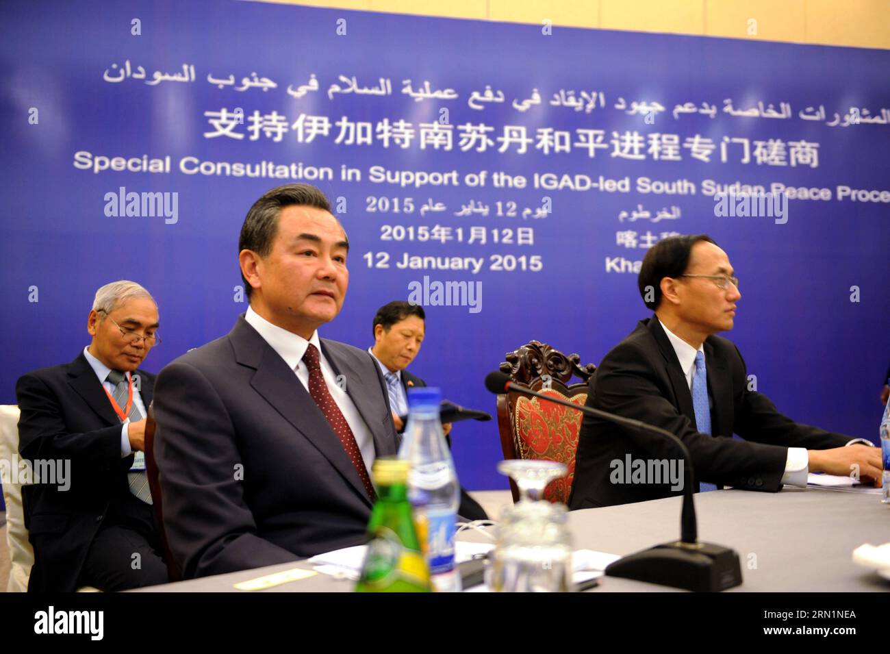 (150112) -- KHARTOUM, 12 gennaio 2015 -- il ministro degli Esteri cinese Wang Yi (2nd L) partecipa a una consultazione con l'Autorità intergovernativa per lo sviluppo (IGAD) e le parti in conflitto del Sudan del Sud a Khartoum, Sudan, 12 gennaio 2015. Le parti in conflitto del Sud Sudan hanno raggiunto un accordo per accelerare il processo di pace del paese e hanno accolto con favore il sostegno della Cina agli sforzi di mediazione dell'IGAD, hanno affermato lunedì fonti diplomatiche. ) ACCORDO TRA SUDAN-KHARTOUM-SUD SUDAN-PARTI IN CONFLITTO-LixZiheng PUBLICATIONxNOTxINxCHN Khartoum 12 gennaio 2015 ministri degli Esteri cinesi Wang Yi 2nd l Atte Foto Stock