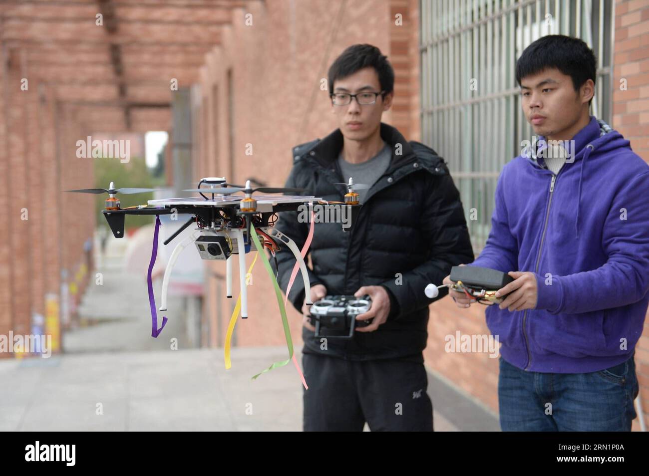 (150114) -- NANCHANG, 14 gennaio 2015 -- Un drone alimentato a energia solare è controllato dagli studenti dell'Università di Nanchang Hangkong (NCHU) a Nanchang, provincia del Jiangxi della Cina orientale, 14 gennaio 2015. Progettato da un gruppo di ricerca e sviluppo dell'NCHU, il drone può rimanere in aria in condizioni di illuminazione ottimali e la sua versione di dimensioni maggiori è in grado di sopportare pesi massimi di decollo fino a 5 chilogrammi. ) (hdt) CHINA-NANCHANG-SOLAR-DRONE (CN) WanxXiang PUBLICATIONxNOTxINxCHN Nanchang 14 gennaio 2015 un drone a energia solare È controllato dagli studenti dell'Università di Nanchang a Nanchang nella provincia di Jiangxi della Cina orientale 14 gennaio 2015 des Foto Stock