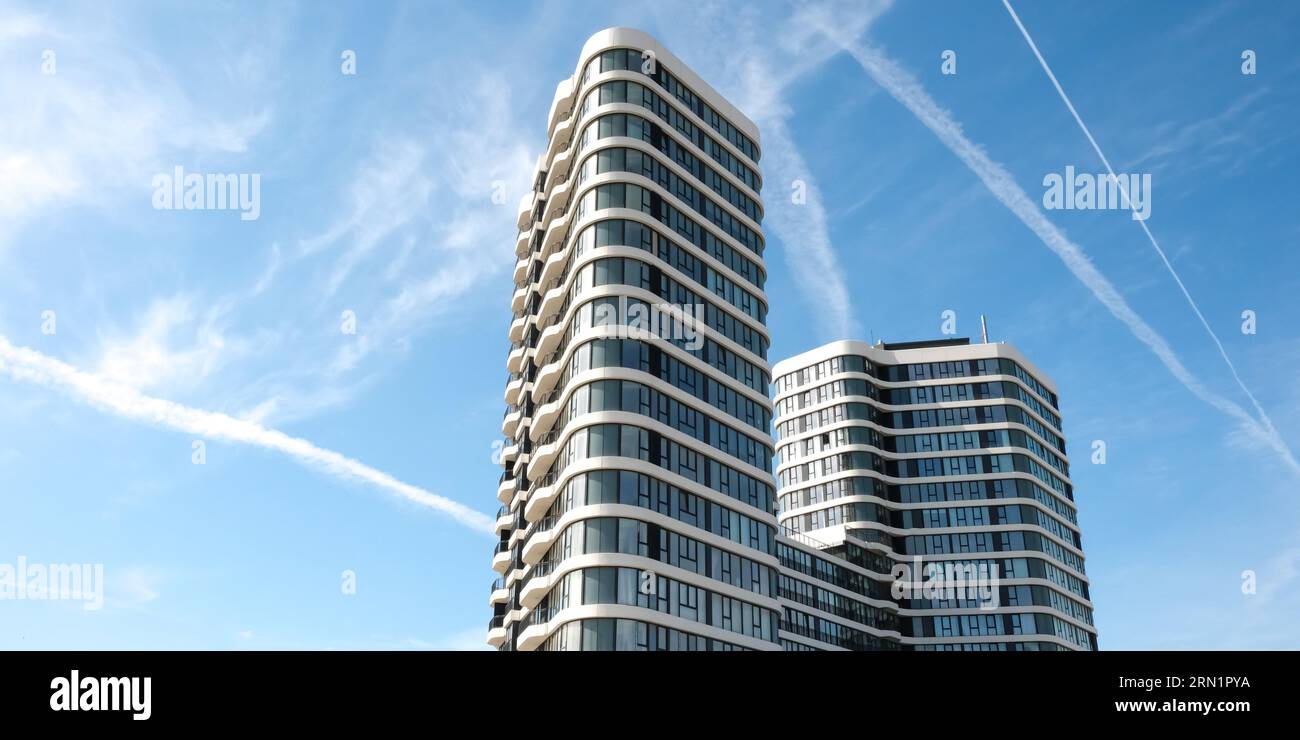 Moderni edifici aziendali contro il cielo blu. Alti edifici nella regione di Istanbul. Grattacieli blu del business center Foto Stock