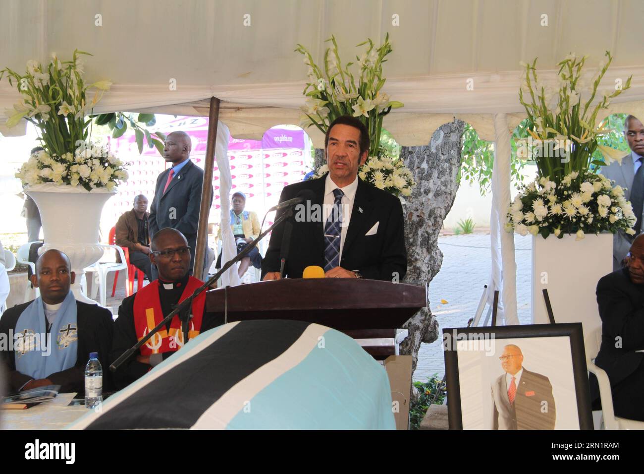 (150117) -- SEROWE, 17 gennaio 2015 -- il presidente del Botswana Ian Khama si è rivolto a Serowe, Botswana centrale, 17 gennaio 2015. Sabato il governo del Botswana ha tenuto un funerale di stato per l'ex vice presidente Mompati Merafhe. (Zjy) BOTSWANA-SEROWE-STATE FUNERALE TangxShenping PUBLICATIONxNOTxINxCHN Serowe 17 gennaio 2015 il presidente del Botswana Ian Khama si è rivolto a Serowe Botswana centrale 17 gennaio 2015 governo del Botswana sabato eroe funerale dello Stato per l'ex vicepresidente Mompati Merafhe Botswana Serowe funerale dello Stato PUBLICATIONXNOTxINXCHN Foto Stock