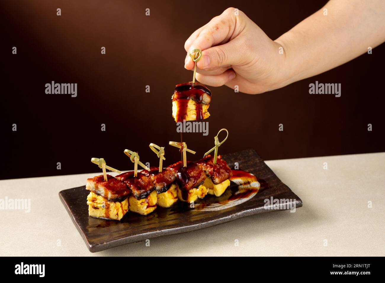 Tamagoyaki, omelette rullate giapponesi con anguilla Foto Stock
