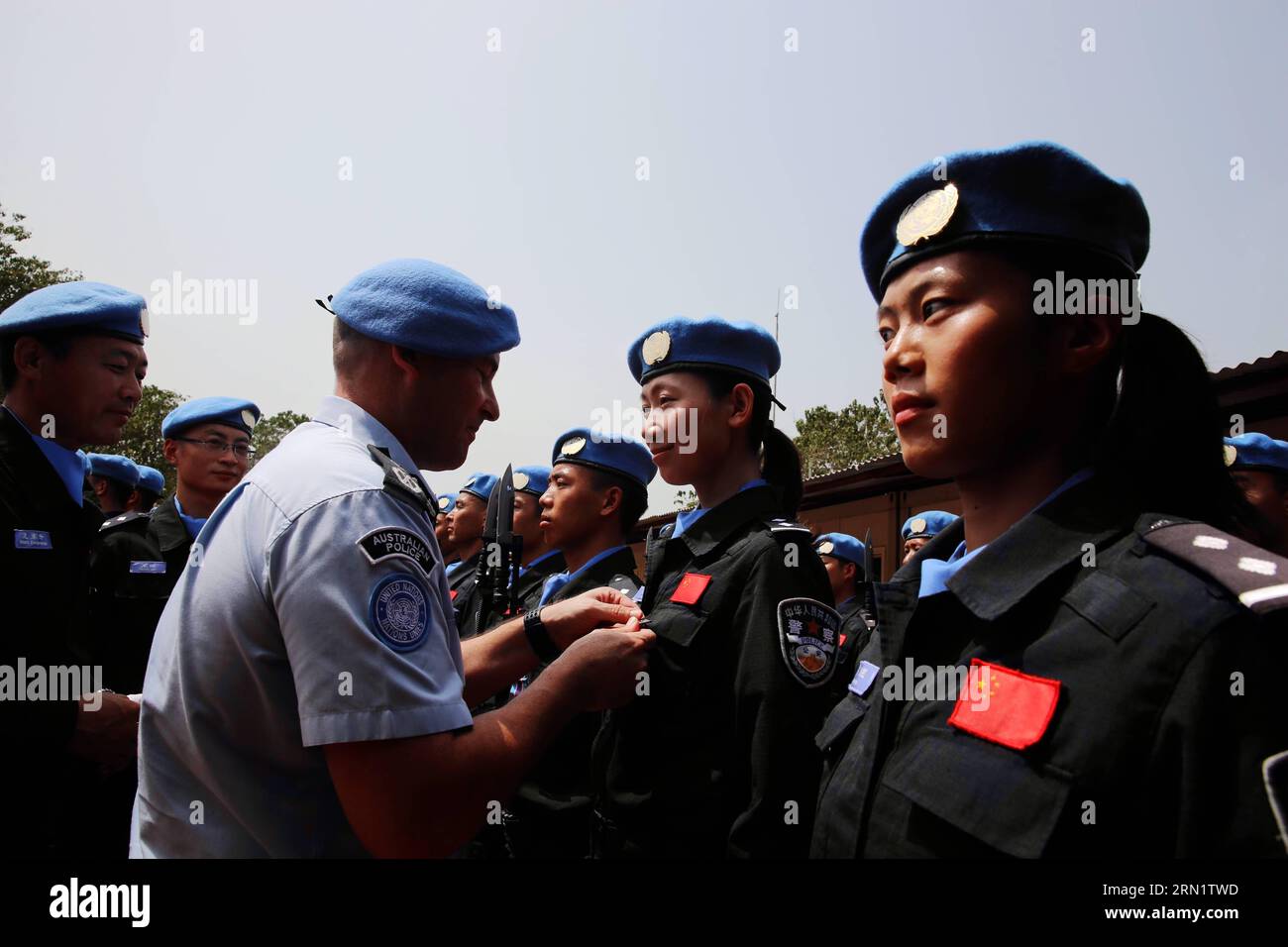 AKTUELLES ZEITGESCHEHEN un ehrt chinesische Friedenspolizei in Liberia (150121) - GREENVILLE, Un alto funzionario (L, front) della missione ONU di peacekeeping in Liberia, consegna una medaglia a un membro della squadra di polizia cinese di pace a Greenville, Liberia, il 20 gennaio 2015. Le Nazioni Unite hanno decorato tutti i membri della squadra di polizia cinese per il mantenimento della pace con la Medaglia della Pace per il loro contributo). LIBERIA-GREENVILLE-CHINA-PEACEKEEPING POLICE-PEACE MEDAL YangxQiankun PUBLICATIONxNOTxINxCHN News attualità ONU onora i cinesi in Liberia Greenville un fronte ufficiale alto della missione di mantenimento della pace delle Nazioni Unite Foto Stock