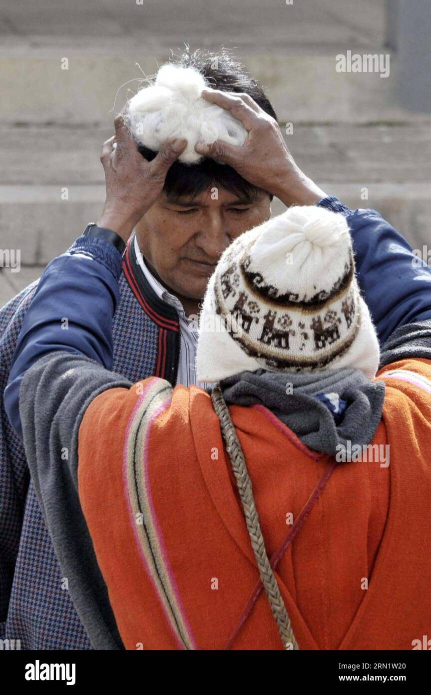 (150121) -- LA PAZ, 21 gennaio 2015 -- il presidente boliviano Evo Morales (indietro) partecipa a un'antica cerimonia indigena per giurare come leader degli indigeni nel sito archeologico di Tiwanaku, Bolivia, il 21 gennaio 2015. Freddy Zarco/)(vf)(hy) BOLIVIA-LA PAZ-POLITICS-MORALES ABI PUBLICATIONxNOTxINxCHN la Paz 21 gennaio 2015 il presidente boliviano Evo Morales Back partecipa all'antica cerimonia indigena per essere il leader delle celebrità indigene nel sito archeologico di Tiwanaku Bolivia IL 21 gennaio 2015 Freddy Zarco VF Hy Bolivia la Paz POLITICS Abi PUBLICATIONxNOTxINxCHN Foto Stock