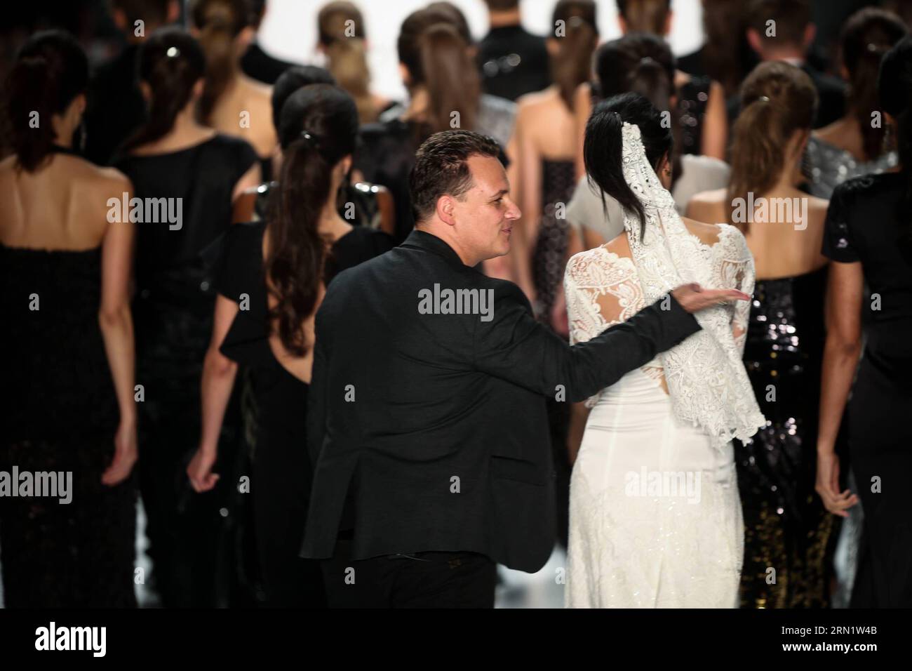 (150121) -- BERLINO, 21 gennaio 2015 -- lo stilista tedesco Guido Maria Kretschmer (C) saluta il pubblico durante la Mercedes-Benz Fashion Week Berlin Autunno/Inverno 2015 a Berlino, Germania, il 21 gennaio 2015. ) GERMANIA-BERLINO-SETTIMANA DELLA MODA-GUIDO MARIA KRETSCHMER ZHANGXFAN PUBLICATIONXNOTXINXCHN Foto Stock