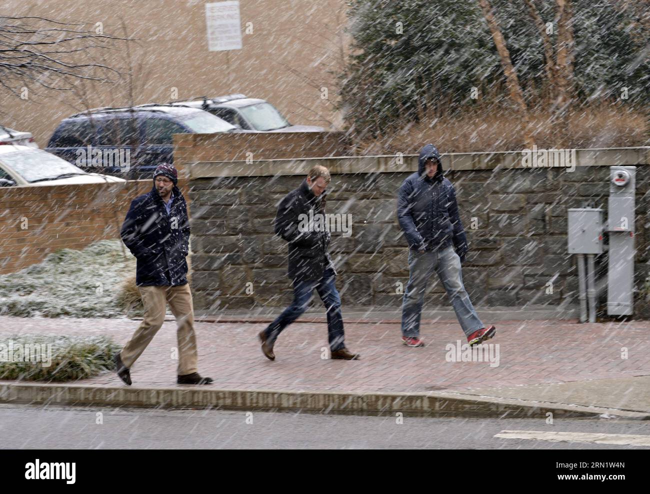 (150121) -- WASHINGTON D.C., 21 gennaio 2015 -- la gente cammina attraverso la neve ad Arlington, Virginia, a circa tre chilometri da Washington D.C., Stati Uniti, 21 gennaio 2015. ) US-ARLINGTON-TEMPO-NEVICATE YinxBogu PUBLICATIONxNOTxINxCHN Washington D C 21 gennaio 2015 celebrità camminano attraverso la neve ad Arlington Virginia a circa tre chilometri da Washington D C gli Stati Uniti 21 gennaio 2015 U.S. Arlington tempo nevicate YinxBogu PUBLICATIONxNOTxINxCHN Foto Stock