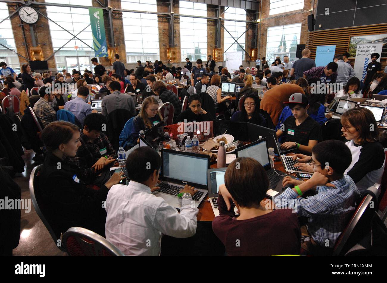 VANCOUVER, le persone imparano a codificare durante il 2 ° campo annuale HTML500 free coding a Vancouver, Canada, 24 gennaio 2015. HTML500 è un evento di un giorno in cui le 50 principali aziende tecnologiche del Canada si riuniscono per insegnare a 500 persone come codificare gratuitamente. Entro la fine della giornata, i partecipanti creeranno la propria pagina di destinazione, in rete con 100 sviluppatori, e probabilmente saranno anche stati assunti da una delle 50 aziende presenti a questa enorme festa. ) CANADA-VANCOUVER-HTML500 SergeixBachlakov PUBLICATIONxNOTxINxCHN le celebrità di Vancouver imparano a codificare durante il 2 ° Annual Free Coding Camp Foto Stock