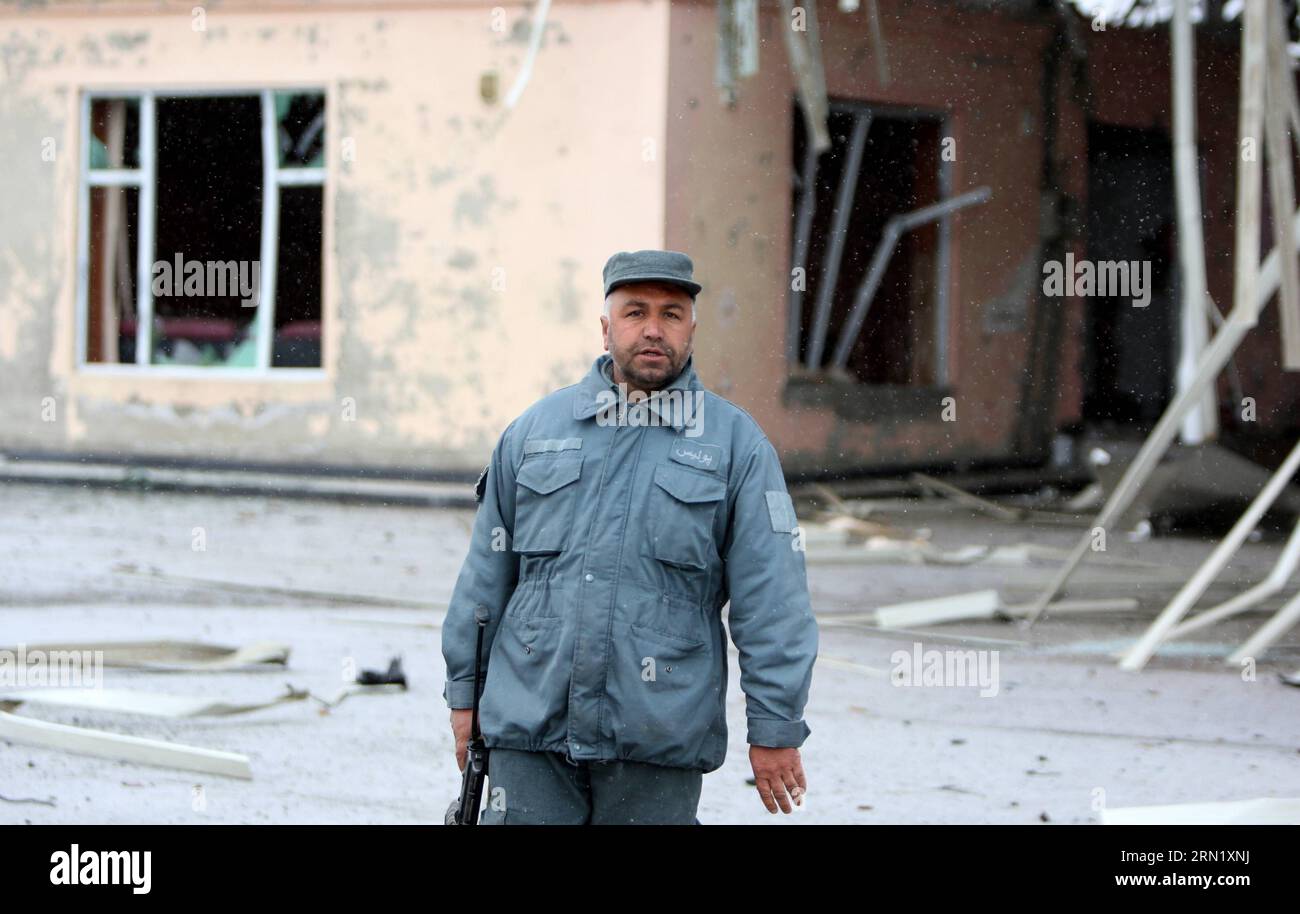 KABUL, un poliziotto afghano è in guardia a seguito di un attentato suicida in auto a Kabul, Afghanistan, 25 gennaio 2015. Un aggressore è stato ucciso e due civili sono stati feriti dopo che una bomba suicida su un camion ha scosso la capitale afghana di Kabul domenica mattina presto, ha detto la polizia. ) AFGHANISTAN-KABUL-ATTACK AhmadxMassoud PUBLICATIONxNOTxINxCHN Kabul al poliziotto afghano sta di guardia a seguito di un attentato automobilistico suicida a Kabul Afghanistan gennaio 25 2015 una persona che HA UCCISO e due civili sono stati feriti dopo che un camion suicida ha scosso la capitale afghana di Kabul la polizia ha detto Afghanistan Kabul Attack PUBLI Foto Stock