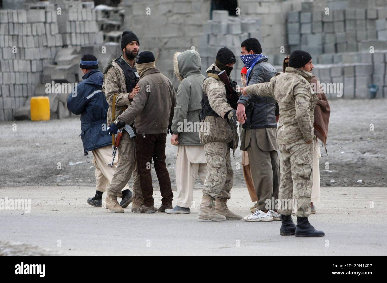 KABUL, i poliziotti afghani frisk pedoni vicino al luogo dell'attentato suicida in auto a Kabul, Afghanistan, 25 gennaio 2015. Un aggressore è stato ucciso e due civili sono stati feriti dopo che una bomba suicida su un camion ha scosso la capitale afghana di Kabul domenica mattina presto, ha detto la polizia. ) AFGHANISTAN-KABUL-ATTACK AhmadxMassoud PUBLICATIONxNOTxINxCHN Kabul poliziotti afghani Frisk pedoni vicino al sito dell'attentato automobilistico suicida a Kabul Afghanistan gennaio 25 2015 una delle VITTIME e due civili sono stati feriti dopo che un camion suicida ha scosso la capitale afghana di Kabul domenica mattina presto la polizia ha detto afghanista Foto Stock