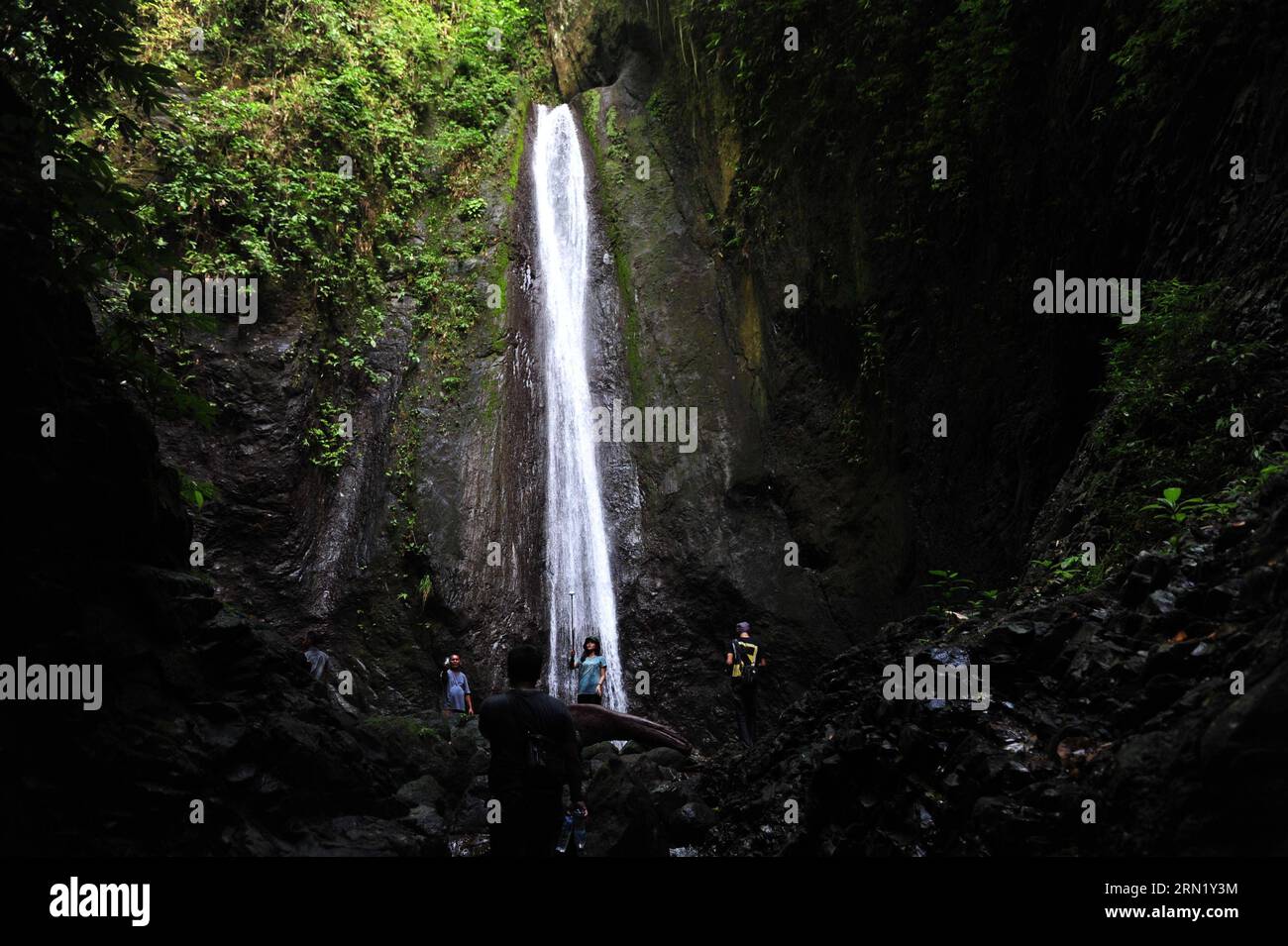 I visitatori si godono la cascata delle Isole Sangihe nel Sulawesi settentrionale, Indonesia, 25 gennaio 2015. ) INDONESIA-SULAWESI SETTENTRIONALE-ISOLE SANGIHE Zulkarnain PUBLICATIONxNOTxINxCHN i visitatori si godono la cascata delle isole di Sulawesi settentrionale Indonesia gennaio 25 2015 Indonesia Isole Sulawesi settentrionali PUBLICATIONxNOTxINxCHN Foto Stock