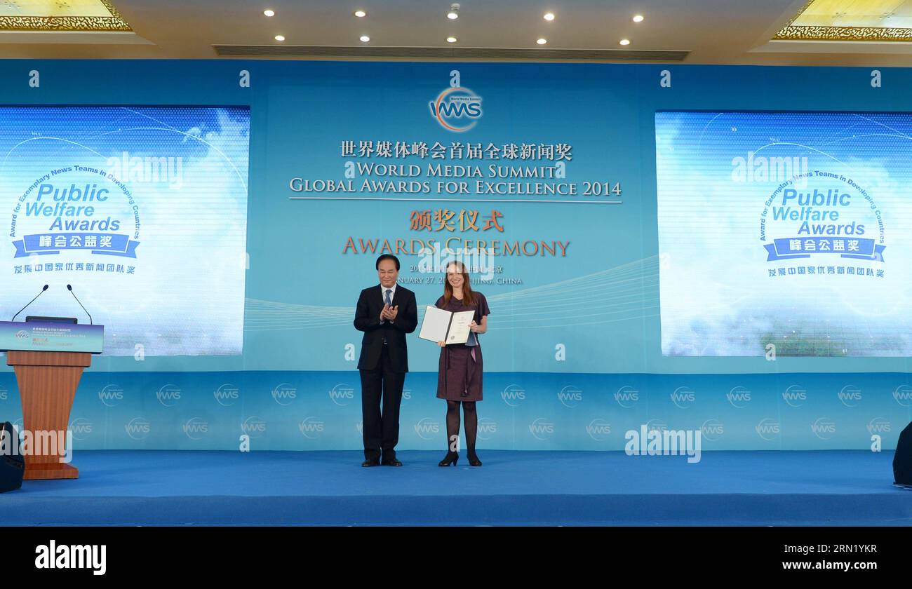 (150127) -- PECHINO, 27 gennaio 2015 -- Cai Mingzhao (L), Presidente dell'Agenzia di stampa cinese Xinhua, presenta il Premio per i team di notizie esemplari nei paesi in via di sviluppo a Sharon Roobol dell'al Jazeera English durante la cerimonia di premiazione del World Media Summit (WMS) Global Awards for Excellence 2014 a Pechino, capitale della Cina, 27 gennaio 2015. ) (Zlx) CHINA-BEIJING-WMS GLOBAL AWARDS CEREMONY(CN) ChenxYehua PUBLICATIONxNOTxINxCHN Pechino gennaio 27 2015 Cai l Presidente della XINHUA News Agency cinese presenta il Premio per i team di notizie esemplari nei paesi in via di sviluppo a Sharon da al Jaz Foto Stock