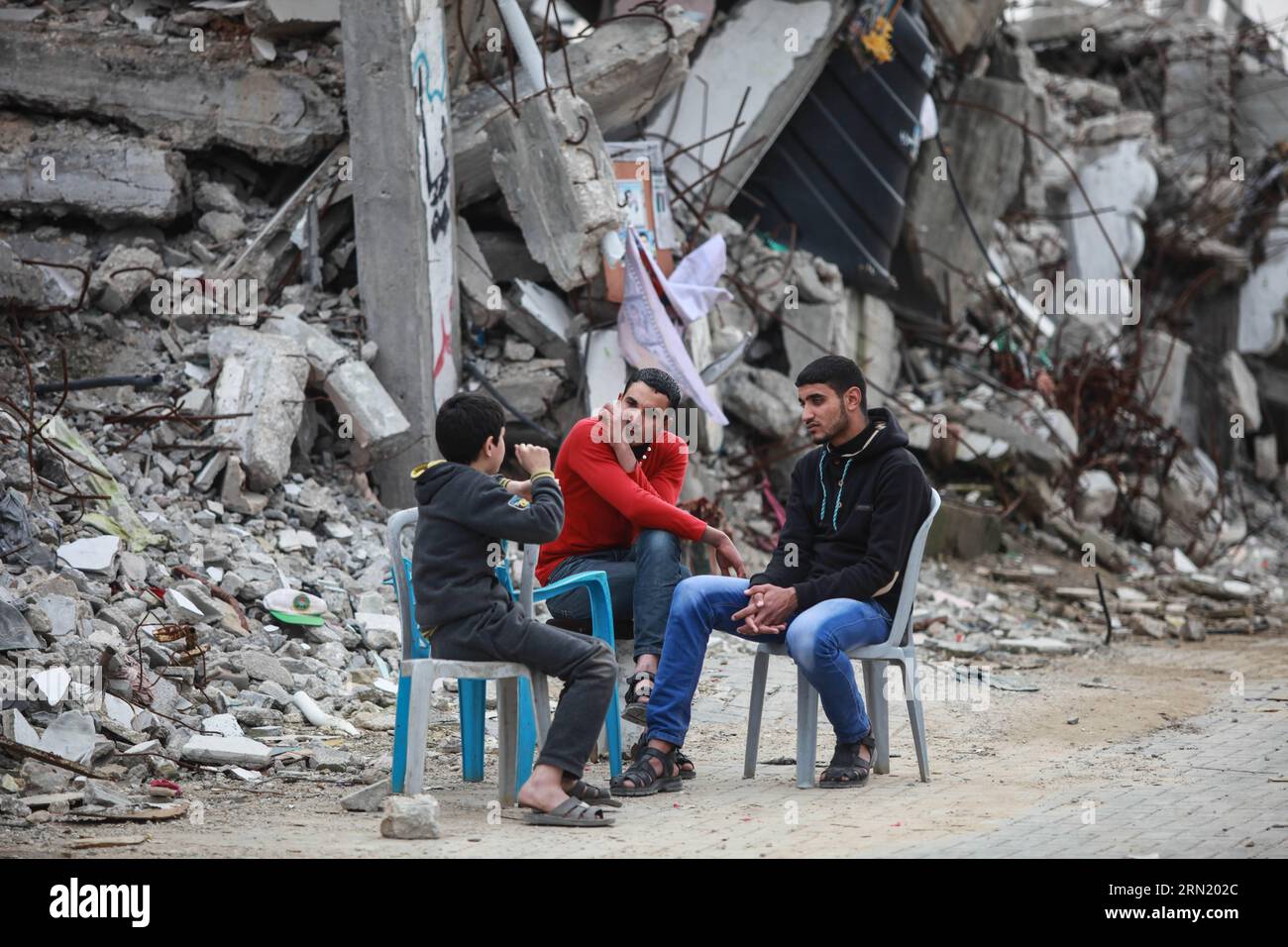 I palestinesi chiacchierano vicino alle loro case Rubbles, che sono stati distrutti durante l'offensiva israeliana di 50 giorni sulla Striscia di Gaza, lo scorso luglio e agosto, nel quartiere di al-Shejaiya, a est della città di Gaza, il 27 gennaio 2015. Martedì scorso l'Agenzia delle Nazioni Unite per il soccorso e l'occupazione (UNRWA) ha deciso di smettere di aiutare le famiglie palestinesi le cui case sono state distrutte nell'offensiva israeliana condotta nella Striscia di Gaza nei mesi di luglio e agosto dello scorso anno. ) MIDEAST-GAZA-UNRWA-AIDING-STOP WissamxNassar PUBLICATIONxNOTxINxCHN PALESTINESI chiacchierano vicino alle loro case Rubble che sono state distrutte durante l'offensiva israeliana di 50 giorni SULLA Striscia di Gaza Foto Stock