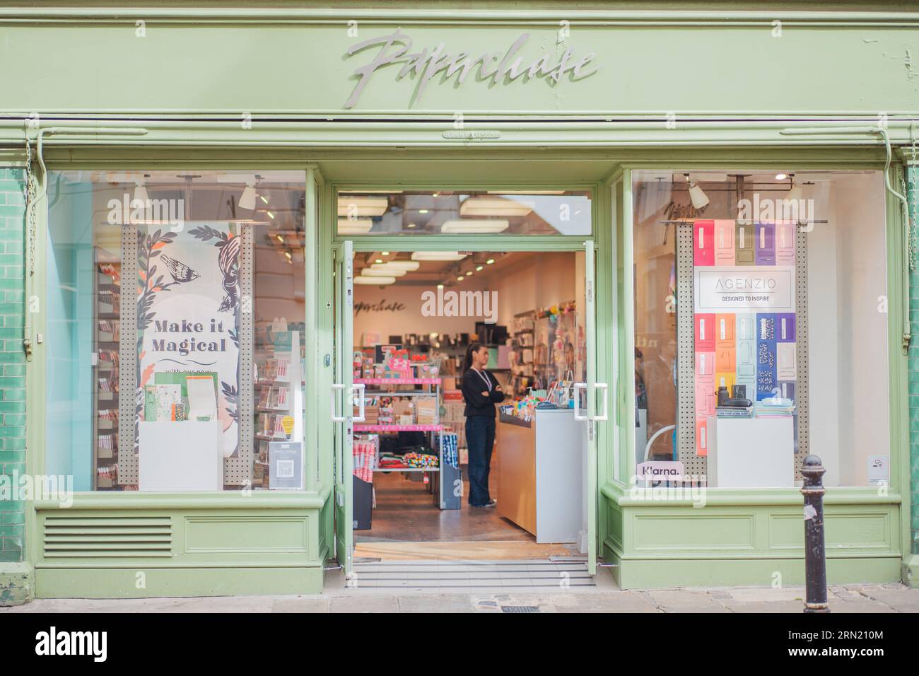 Il punto vendita verde pastello di un Paperchase in Inghilterra. Foto Stock