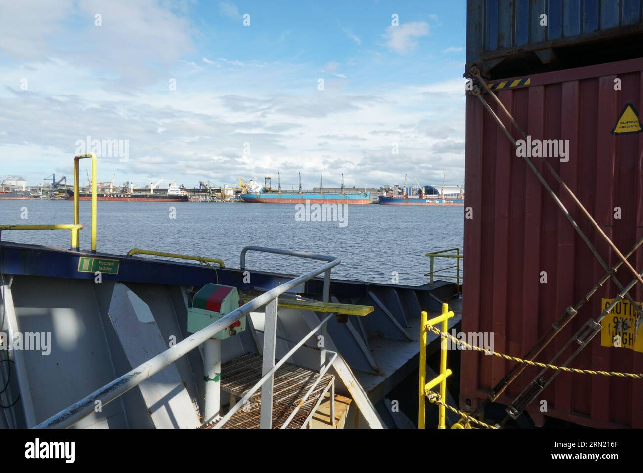 Vista dalla stazione di ormeggio anteriore della nave portacontainer nel porto di Paranaguá. Foto Stock