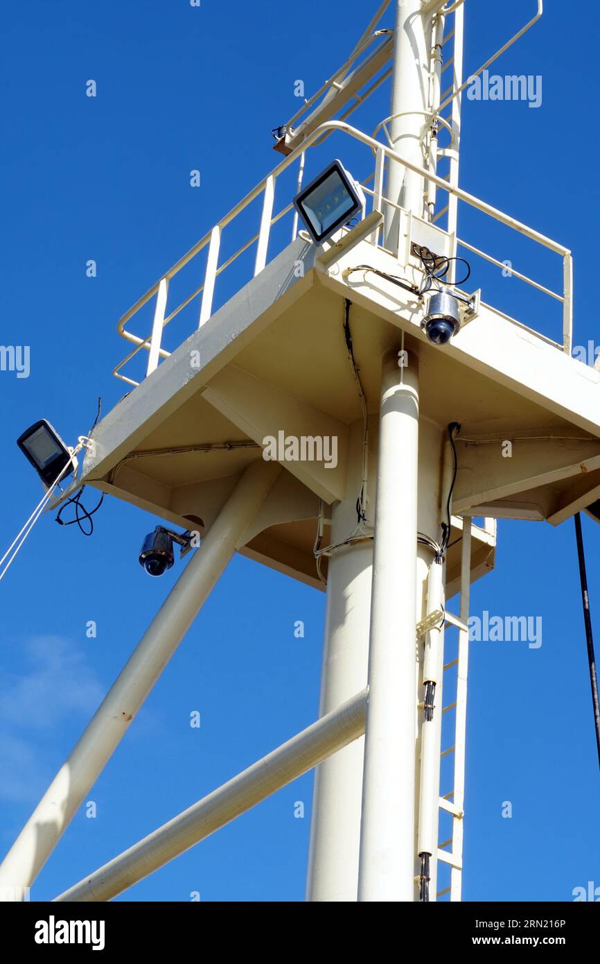 Albero anteriore dell'imbarcazione con scala e piattaforma dove sono presenti telecamere di sorveglianza CCTV e proiettori di luce a LED. Foto Stock
