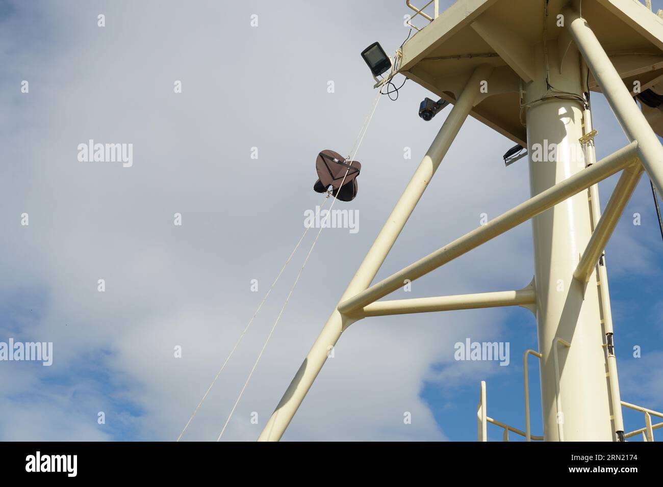 Albero anteriore dell'imbarcazione con una sfera di ancoraggio nera come segnale diurno. Foto Stock