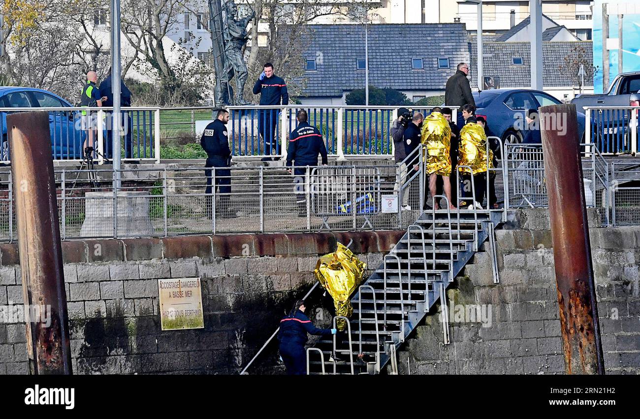 Calais, 13 novembre 2022 (Francia settentrionale): Tre migranti sono stati salvati in mare durante una traversata della Manica verso il Regno Unito. Migranti con coperte di sopravvivenza brough Foto Stock