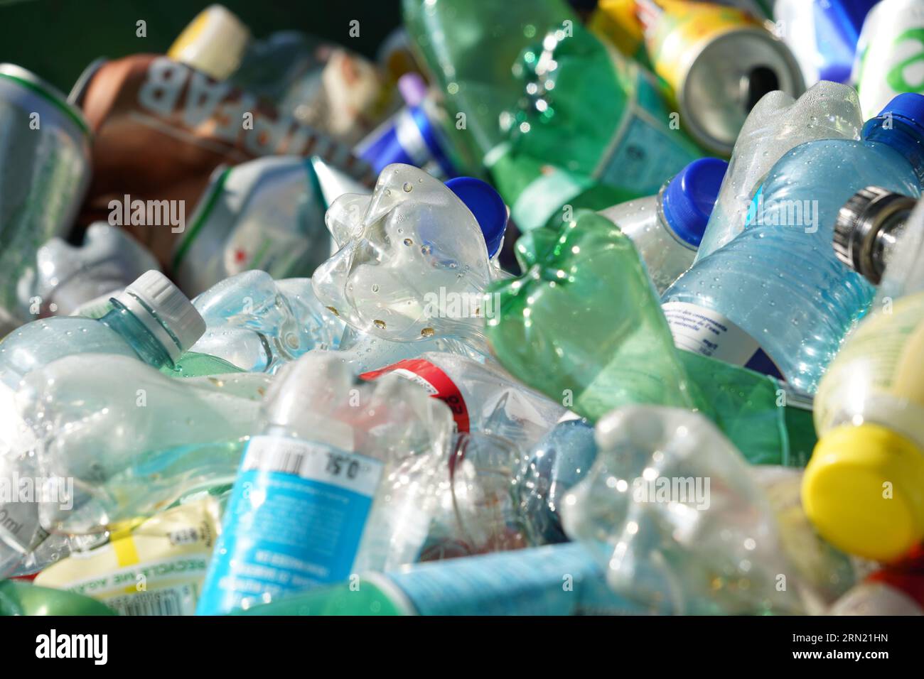 Rifiuti di bottiglie di plastica come sfondo con messa a fuoco selettiva. Foto Stock