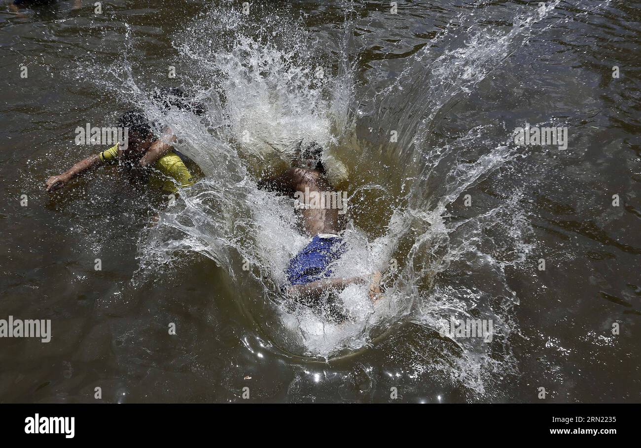 PIRIBEBUY, 1 febbraio 2015 -- i turisti saltano in acqua nel complesso turistico di Pinamar, nella città di Piribebuy, dipartimento di Cordillera, a 80 km da Asuncion, capitale del Paraguay, il 1 febbraio 2015. Secondo la stampa locale, la città di Piribebuy è attraversata da sette insenature che nascono sulle vicine colline ed è diventata una parte importante del circuito turistico del Paraguay per le sue attrazioni naturali. (Da) PARAGUAY-PIRIBEBUY-INDUSTRY-TOURISM RENExGONZALEZ PUBLICATIONxNOTxINxCHN Piribebuy 1 febbraio 2015 turisti tuffati nell'acqua nel complesso turistico di Pinamar a Piribebuy City Cordillera Departme Foto Stock