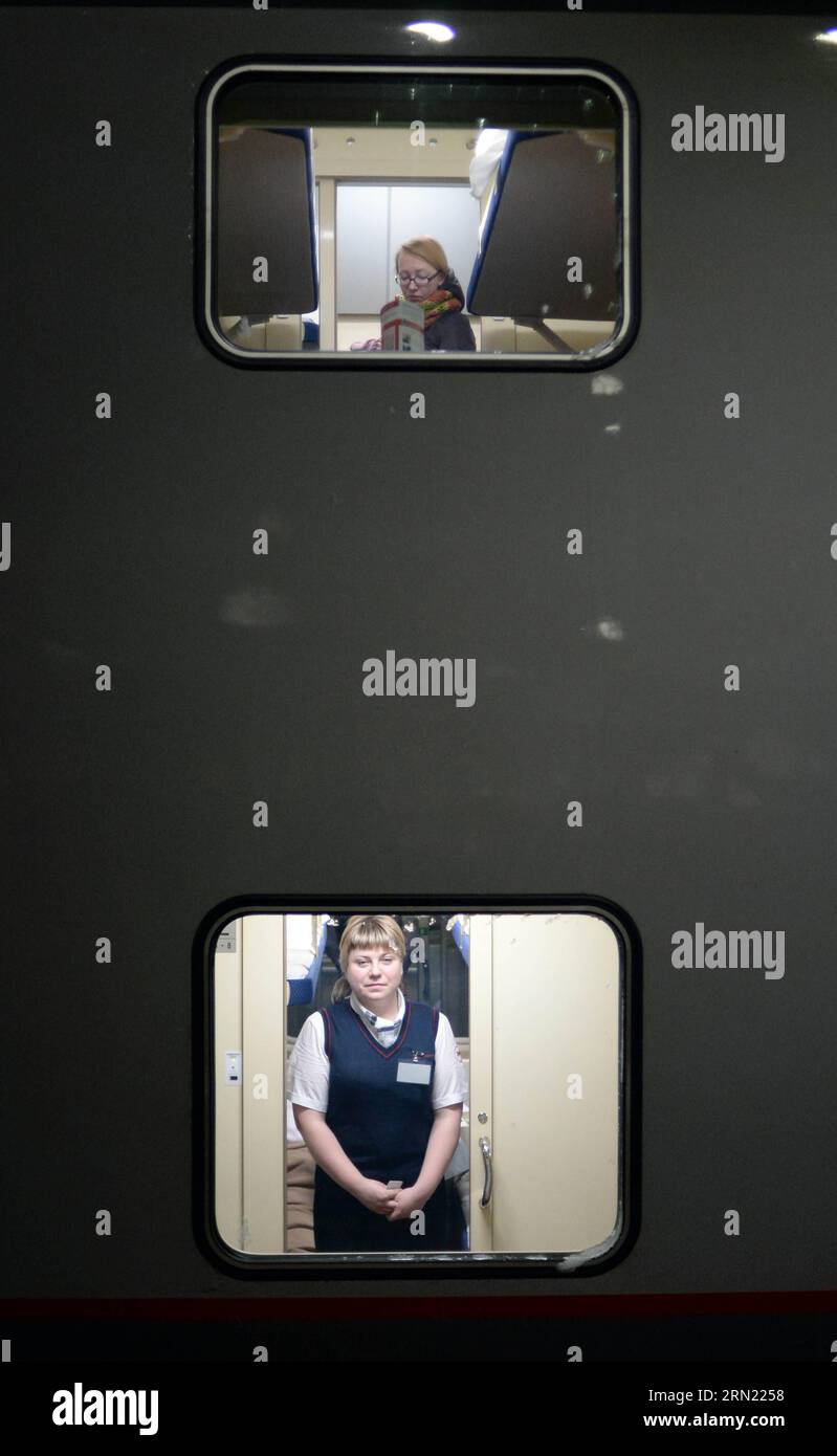 (150202) -- MOSCA, 2 febbraio 2015 -- passeggeri del primo treno a due piani tra Mosca e Saint. Pietroburgo arriva a Mosca, Russia, 2 febbraio 2015. Il primo viaggio da St. Pietroburgo a Mosca è iniziata il 1 febbraio 2015. Il treno corre tutti i giorni. Parte da St. Pietroburgo alle 22:50 e arriva a Mosca il giorno successivo alle 6:47.) RUSSIA-MOSCA-TRENO A DUE PIANI PavelxBednyakov PUBLICATIONxNOTxINxCHN Mosca 2 febbraio 2015 passa gli Angers del primo treno a due piani tra Mosca e San Pietroburgo arriva a Mosca Russia 2 febbraio 2015 il primo viaggio da San Pietroburgo a Mosca starte Foto Stock