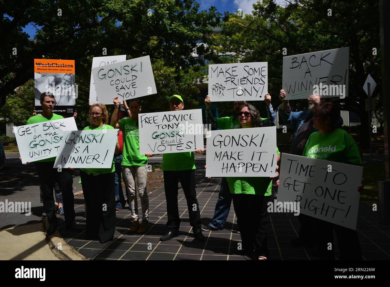 (150202) -- CANBERRA, 2 febbraio 2015 -- Un gruppo di manifestanti sollecita il primo ministro australiano Tony Abbott ad adottare il piano di riforma dell'istruzione Gonski realizzato sotto il precedente governo laburista di fronte al National Press Club di Canberra, Australia, 2 febbraio 2015. Imbarazzato Abbott fece un discorso trasmesso in televisione a livello nazionale nel tentativo di far rivivere la sua popolarità crollante tra il pubblico e i suoi colleghi di partito. ) (lmz) AUSTRALIA-CANBERRA-TONY ABBOTT-SPEECH XuxHaijing PUBLICATIONxNOTxINxCHN Canberra 2 febbraio 2015 un gruppo di manifestanti SOLLECITA I primi ministri australiani Tony Abbott ad adottare il Refo educativo Foto Stock