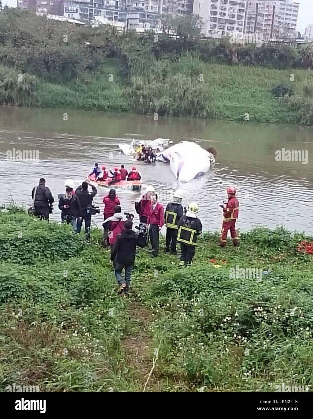 (150204) -- Taipei, 4 febbraio 2015 () -- i soccorritori lavorano sul luogo dell'incidente aereo a Taipei, Taiwan, Cina sudorientale, 4 febbraio 2015. Un aereo della Taiwan TransAsia Airways è sceso in un fiume di Taipei mercoledì, con più di 50 persone a bordo, ha confermato le autorità dell'aviazione civile di Taiwan. Il contatto con il volo ATR-72, programmato da Taipei a Kinmen, si è perso intorno alle 11 del mattino, poi l'aereo è stato trovato nel fiume dal ponte Nanhu. () (mt) CINA-TAIPEI-INCIDENTE AEREO (CN) Xinhua PUBLICATIONxNOTxINxCHN Taipei 4 febbraio 2015 lavoro di salvataggio PRESSO il sito dell'incidente aereo a Taipei S Foto Stock
