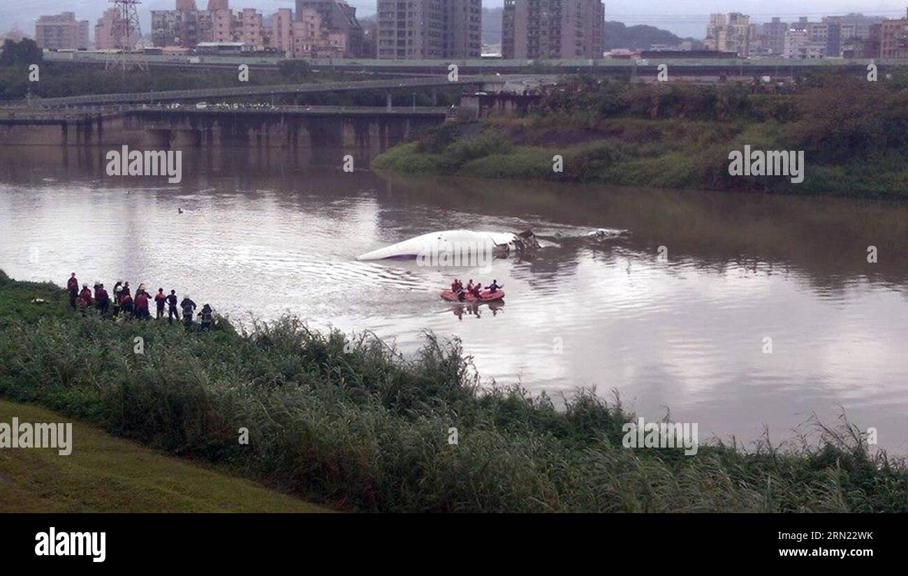 (150204) -- Taipei, 4 febbraio 2015 () -- i soccorritori lavorano sul luogo dell'incidente aereo a Taipei, Taiwan, Cina sudorientale, 4 febbraio 2015. Un aereo della Taiwan TransAsia Airways è sceso in un fiume di Taipei mercoledì, con più di 50 persone a bordo, ha confermato le autorità dell'aviazione civile di Taiwan. Il contatto con il volo ATR-72, programmato da Taipei a Kinmen, si è perso intorno alle 11 del mattino, poi l'aereo è stato trovato nel fiume dal ponte Nanhu. () (mt) CINA-TAIPEI-INCIDENTE AEREO (CN) Xinhua PUBLICATIONxNOTxINxCHN Taipei 4 febbraio 2015 lavoro di salvataggio PRESSO il sito dell'incidente aereo a Taipei S Foto Stock
