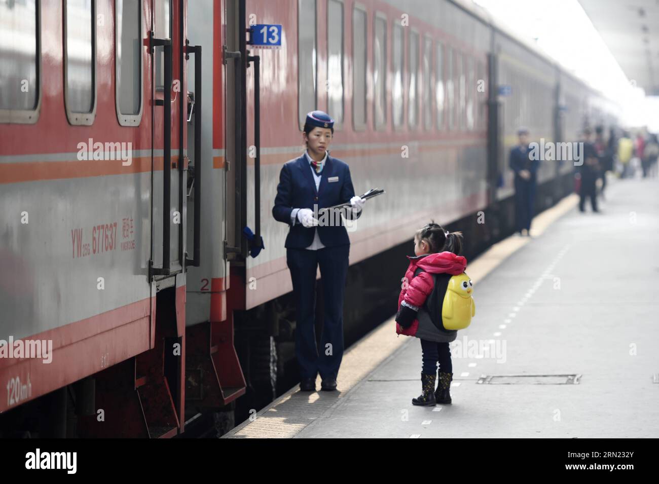 (150204) -- HANGZHOU, 4 febbraio 2015 -- una bambina aspetta che sua madre, che si è imbarcata per depositare i propri bagagli, la prenda fuori da un treno per Guiyang, capitale della provincia di Guizhou della Cina sud-occidentale, alla stazione ferroviaria di Hangzhou, capitale della provincia di Zhejiang della Cina orientale, 4 febbraio 2015. La frenesia di viaggio di 40 giorni conosciuta come Chunyun , il periodo frenetico che circonda il Capodanno cinese, o Festival di Primavera, che cade quest'anno il 19 febbraio, è iniziata mercoledì e durerà fino al 16 marzo. )(wjq) CHINA-ZHEJIANG-SPRING FESTIVAL TRAVEL RUSH-CHILDREN (CN) JuxHuanzong PUBLICATIONxNOTxINxCHN Hangzho Foto Stock