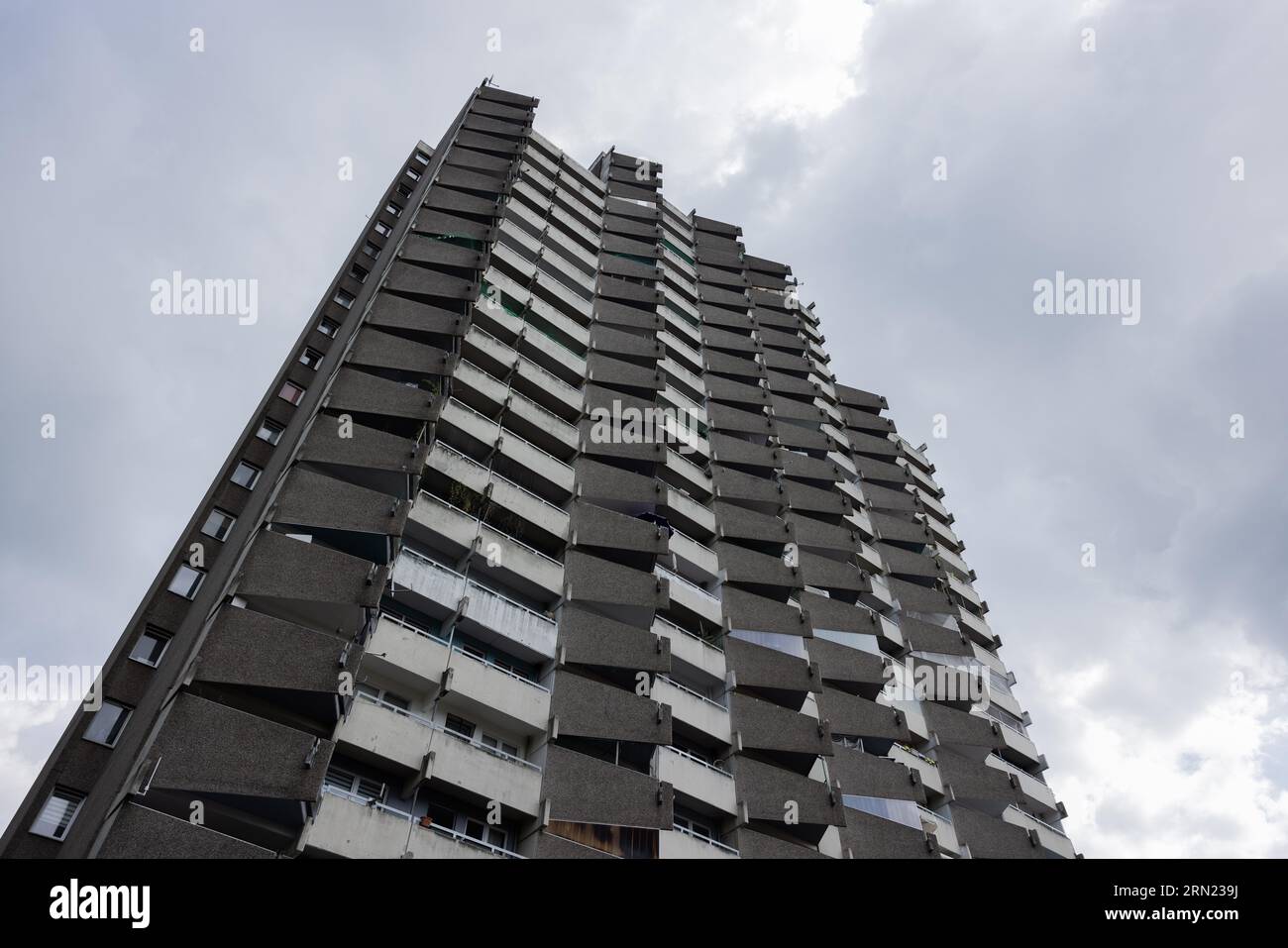 Colonia, Germania. 31 agosto 2023. Vista degli alti edifici nel quartiere di Chorweiler. Il ministro federale della sanità Lauterbach (SPD) è atteso qui per una visita al centro sanitario "dieKümmerei". La struttura è destinata a fornire un accesso a bassa soglia ai servizi medici e sociali e a raggruppare le offerte di assistenza. Crediti: Rolf Vennenbernd/dpa/Alamy Live News Foto Stock