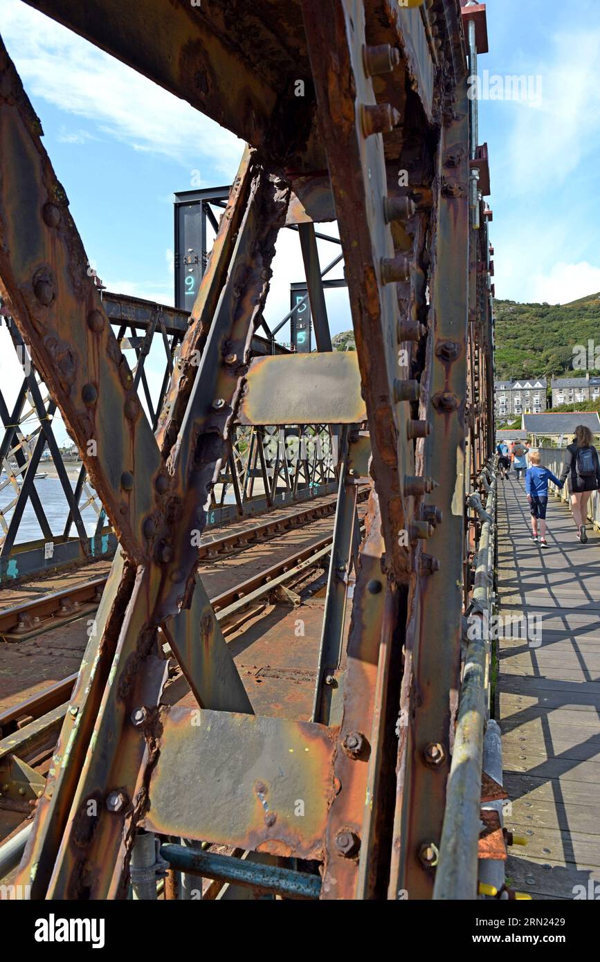L'acciaieria a reticolo molto arrugginita e corrosa del vecchio ponte ferroviario di Barmouth, poco prima della sostituzione, il 30 agosto 2023 Foto Stock