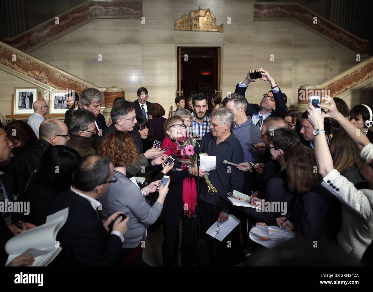 (150206) -- OTTAWA, 6 febbraio 2015 -- Lee Carter (C) fa una pausa con suo marito Hollis Johnson durante una truffa mediatica presso la Corte Suprema del Canada dopo che la Corte ha approvato le leggi che vietano il suicidio assistito in Canada, a Ottawa, Canada, il 6 febbraio 2015. La madre di Lee, Kay, ha lanciato il caso nel 2011 e questa mattina il tribunale ha invertito all'unanimità la sua sentenza pronunciata 21 anni fa. CANADA-OTTAWA-ASSISTED SUICIDE-BAN-OVERTURNED ColexBurston PUBLICATIONxNOTxINxCHN Ottawa febbraio 6 2015 Lee Carter C Break insieme a suo marito Hollis Johnson durante una truffa mediatica ALLA Corte Suprema del Canada dopo la C Foto Stock