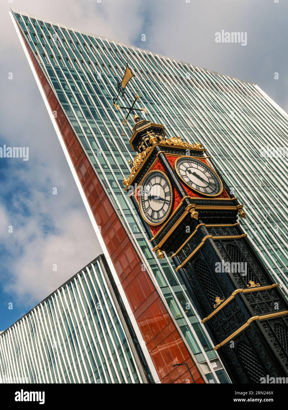 Westminster, centro di Londra, Inghilterra. "Little Ben" è una torre dell'orologio in miniatura in ghisa situata di fronte al teatro Victoria Palace all'intersezione Foto Stock