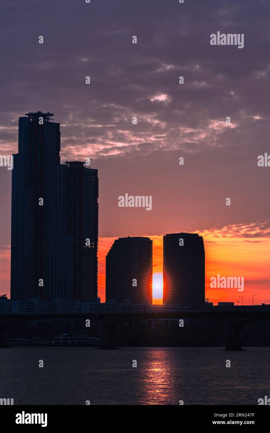 Tramonto a Seul, Corea del Sud, sole tra due edifici Foto Stock
