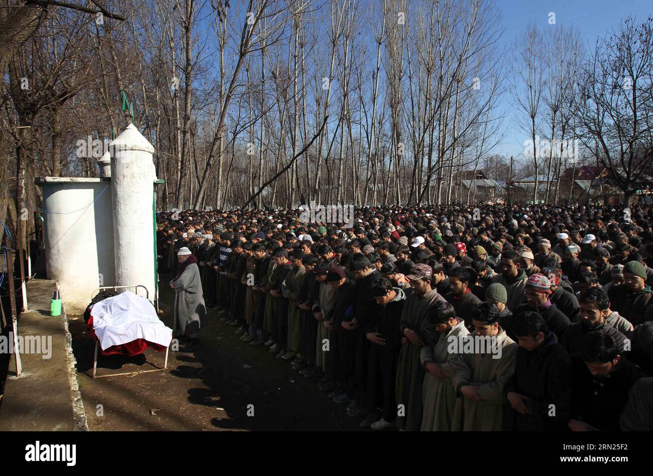 (150210) -- SRINAGAR, 10 febbraio 2015 -- gli abitanti del villaggio del Kashmir pregano per la giovinezza uccisa Farooq Ahmad Bhat a Palhallan di Pattan, circa 30 km a nord-ovest della città di Srinagar, capitale estiva del Kashmir controllato dagli indiani, il 10 febbraio 2015. Il martedì mattina centinaia di persone si sono riunite a Palhallan di Pattan per piangere l'uccisione del ventenne Farooq Ahmad Bhat e partecipare alle sue preghiere funebri. Nuovi scontri sono scoppiati nel Kashmir controllato dagli indiani martedì dopo il funerale, hanno detto i funzionari. ) KASHMIR-SRINAGAR-CIVILI KILLING-FUNERAL JavedxDar PUBLICATIONxNOTxINxCHN Srinagar 10 febbraio 2015 Kashmi Foto Stock