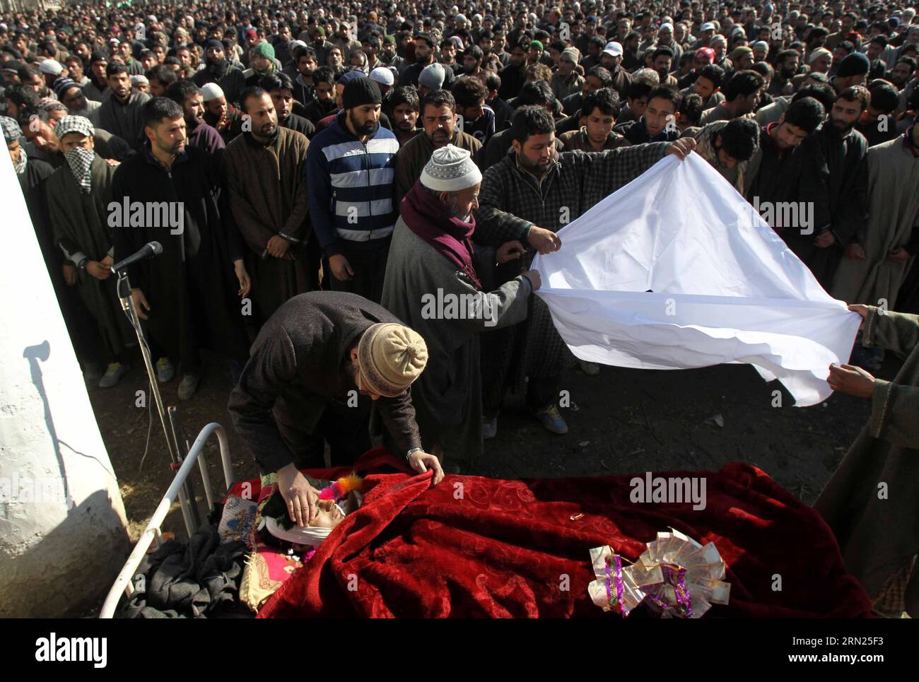 (150210) -- SRINAGAR, 10 febbraio 2015 -- gli abitanti del villaggio del Kashmir coprono il corpo del giovane ucciso Farooq Ahmad Bhat prima delle sue preghiere funebri a Palhallan di Pattan, circa 30 km a nord-ovest della città di Srinagar, capitale estiva del Kashmir controllato dagli indiani, il 10 febbraio 2015. Il martedì mattina centinaia di persone si sono riunite a Palhallan di Pattan per piangere l'uccisione del ventenne Farooq Ahmad Bhat e partecipare alle sue preghiere funebri. Nuovi scontri sono scoppiati nel Kashmir controllato dagli indiani martedì dopo il funerale, hanno detto i funzionari. ) KASHMIR-SRINAGAR-UCCISIONE-FUNERALE CIVILE JavedxDar PUBLICATIONxNOTx Foto Stock