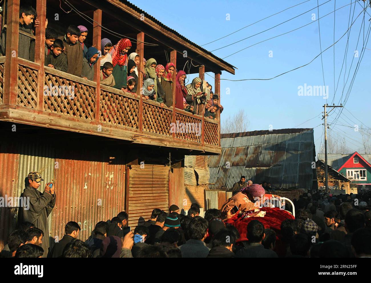 (150210) -- SRINAGAR, 10 febbraio 2015 -- gli abitanti del villaggio del Kashmir assistono alla processione funebre del giovane ucciso Farooq Ahmad Bhat a Palhallan di Pattan, a circa 30 km a nord-ovest della città di Srinagar, capitale estiva del Kashmir controllato dagli indiani, il 10 febbraio 2015. Il martedì mattina centinaia di persone si sono riunite a Palhallan di Pattan per piangere l'uccisione del ventenne Farooq Ahmad Bhat e partecipare alle sue preghiere funebri. Nuovi scontri sono scoppiati nel Kashmir controllato dagli indiani martedì dopo il funerale, hanno detto i funzionari. ) KASHMIR-SRINAGAR-UCCISIONE-FUNERALE CIVILE JavedxDar PUBLICATIONxNOTxINxCHN Srin Foto Stock