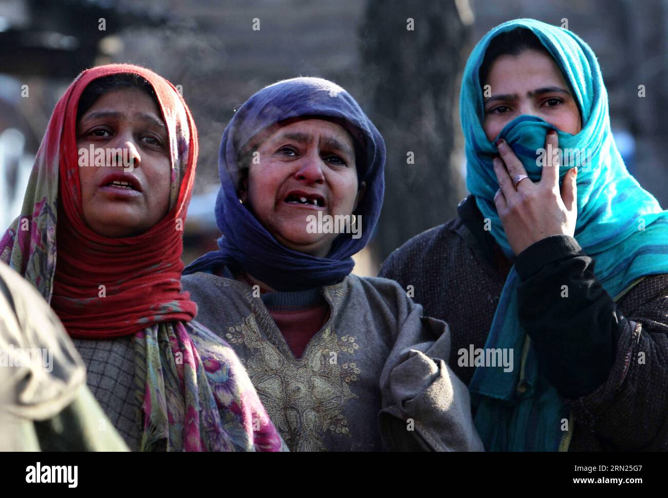 (150210) -- SRINAGAR, 10 febbraio 2015 -- le donne del Kashmir assistono alla processione funebre dei giovani uccisi Farooq Ahmad Bhat a Palhallan di Pattan, a circa 30 km a nord-ovest della città di Srinagar, capitale estiva del Kashmir controllato dagli indiani, il 10 febbraio 2015. Il martedì mattina centinaia di persone si sono riunite a Palhallan di Pattan per piangere l'uccisione del ventenne Farooq Ahmad Bhat e partecipare alle sue preghiere funebri. Nuovi scontri sono scoppiati nel Kashmir controllato dagli indiani martedì dopo il funerale, hanno detto i funzionari. ) KASHMIR-SRINAGAR-UCCISIONE-FUNERALE CIVILE JavedxDar PUBLICATIONxNOTxINxCHN Srinagar Foto Stock